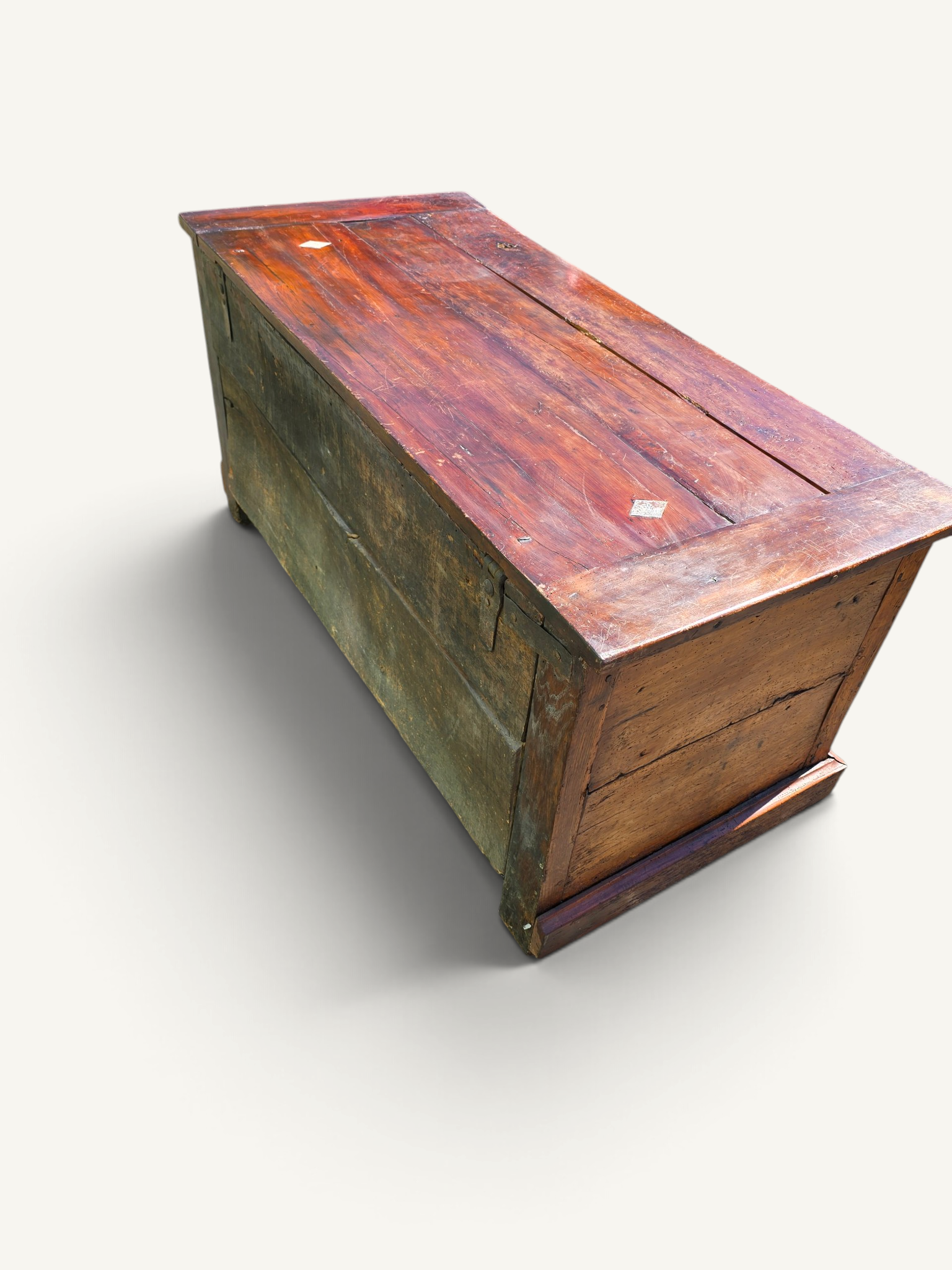 Grand coffre ancien rustique en bois massif – XIXe siècle