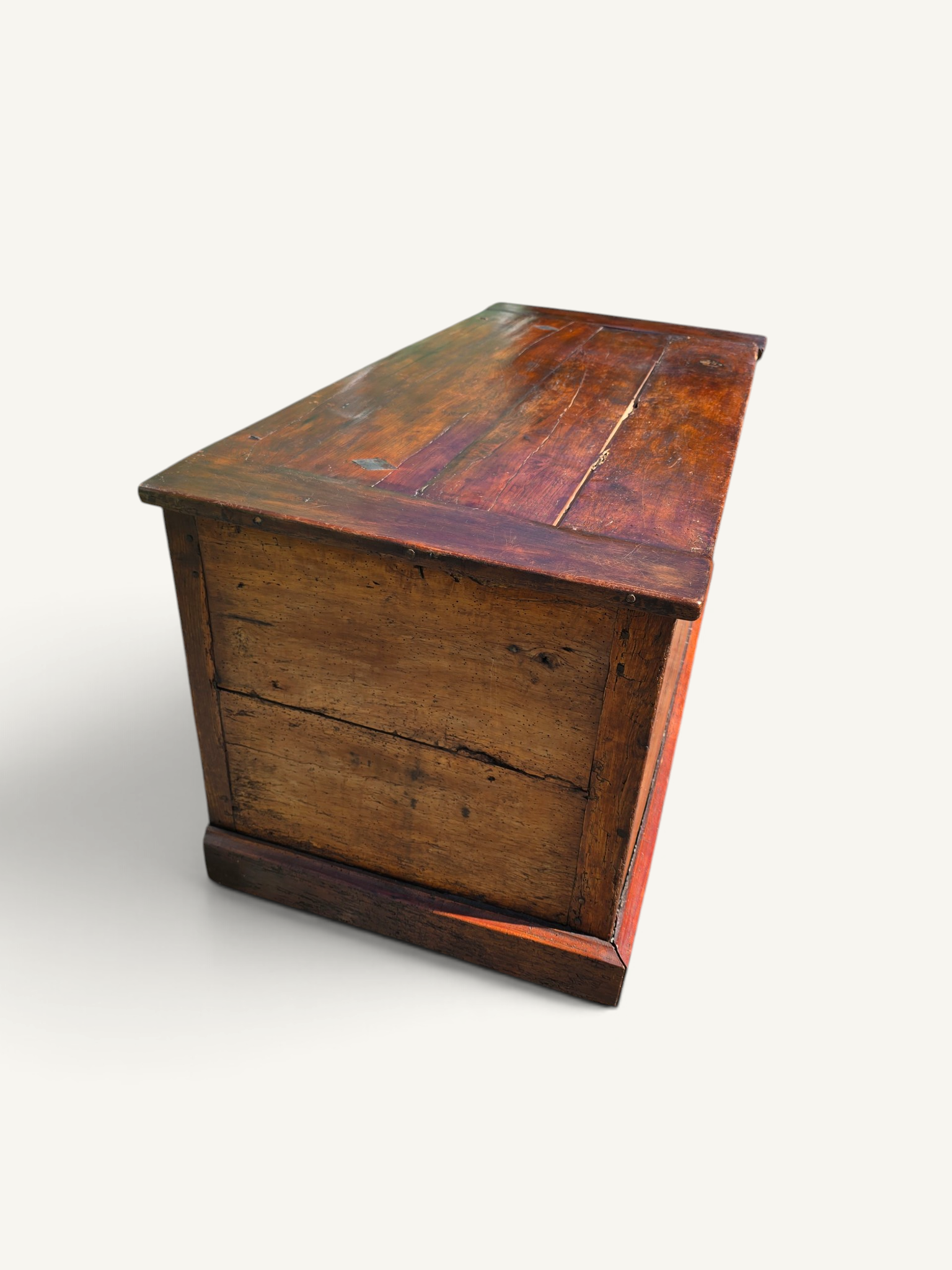 Grand coffre ancien rustique en bois massif – XIXe siècle