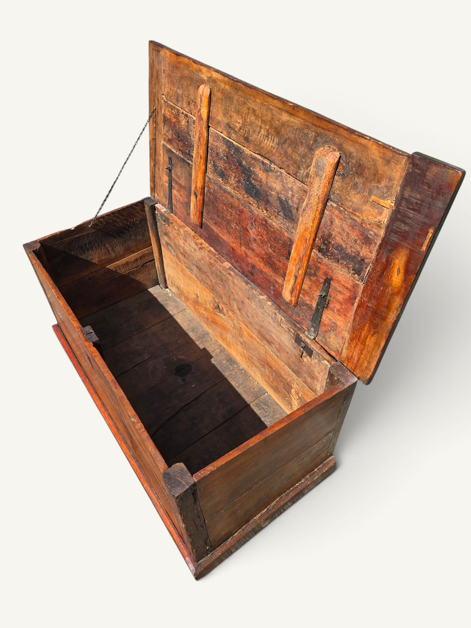 Grand coffre ancien rustique en bois massif – XIXe siècle