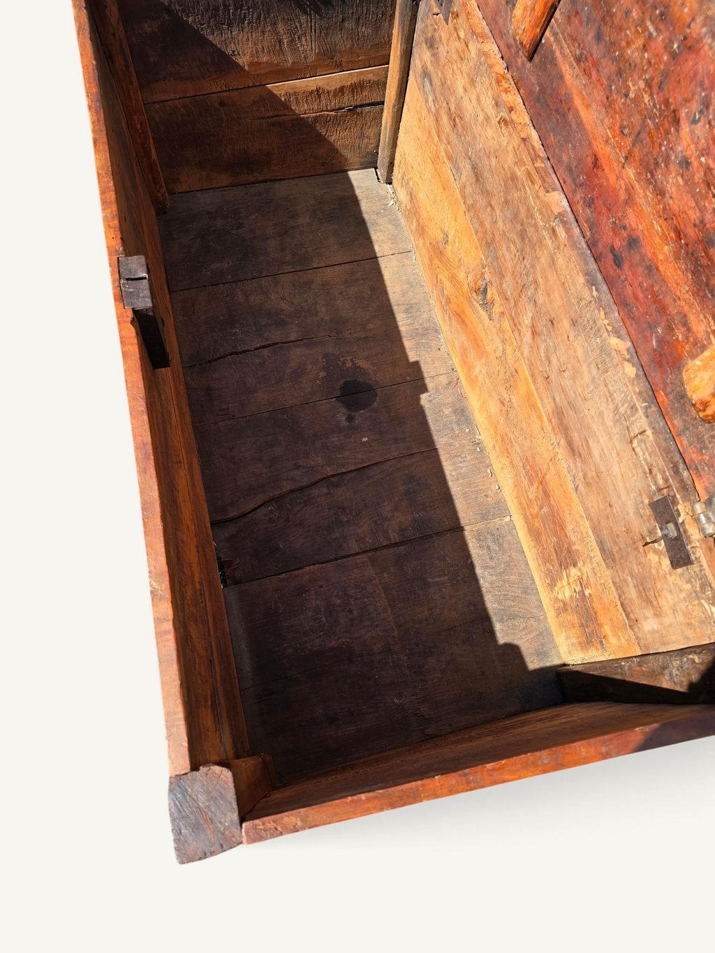 Grand coffre ancien rustique en bois massif – XIXe siècle