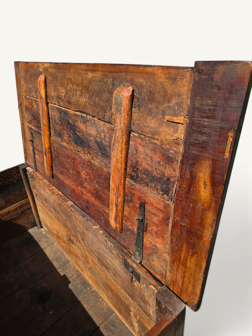 Grand coffre ancien rustique en bois massif – XIXe siècle