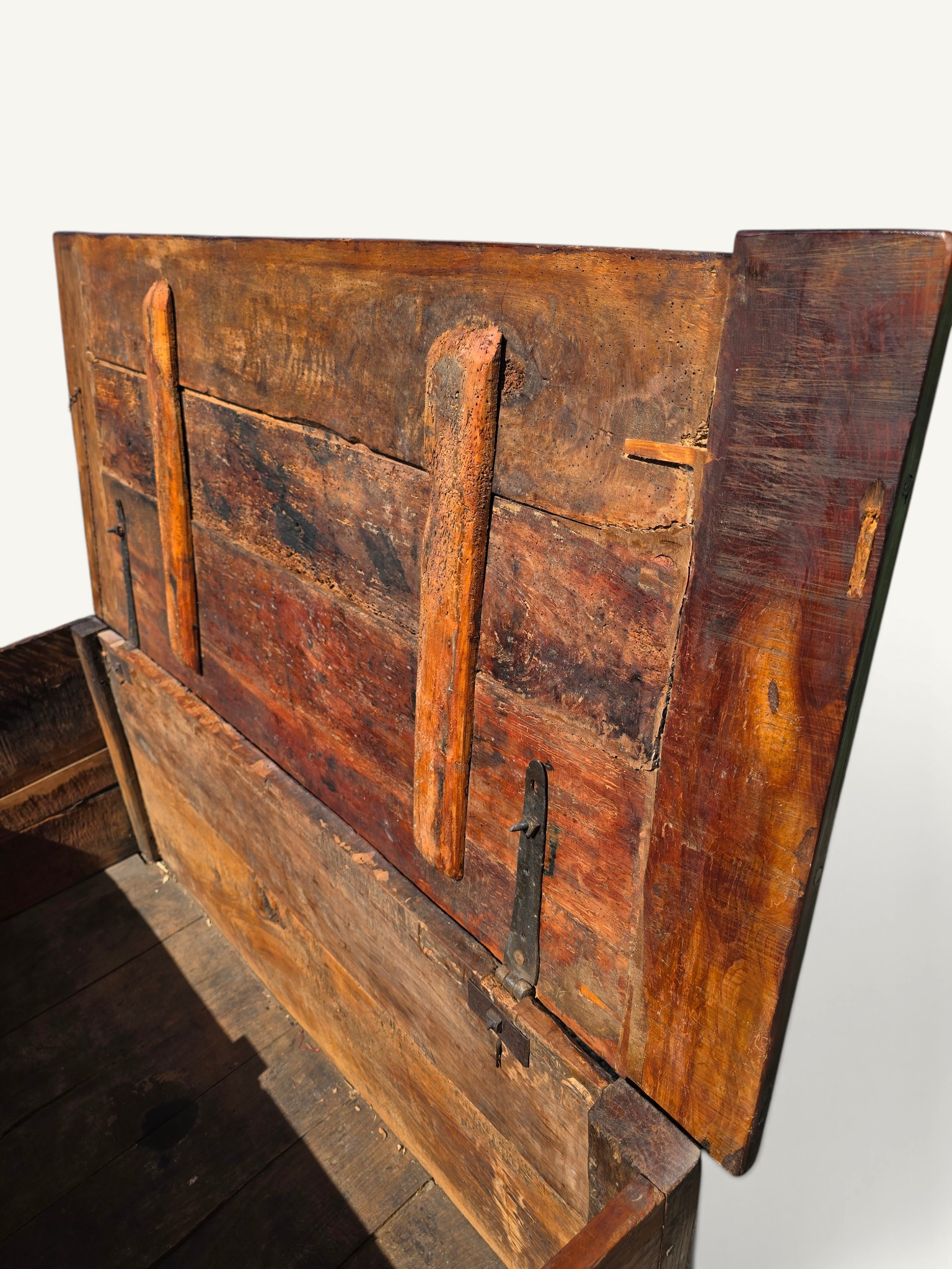 Grand coffre ancien rustique en bois massif – XIXe siècle