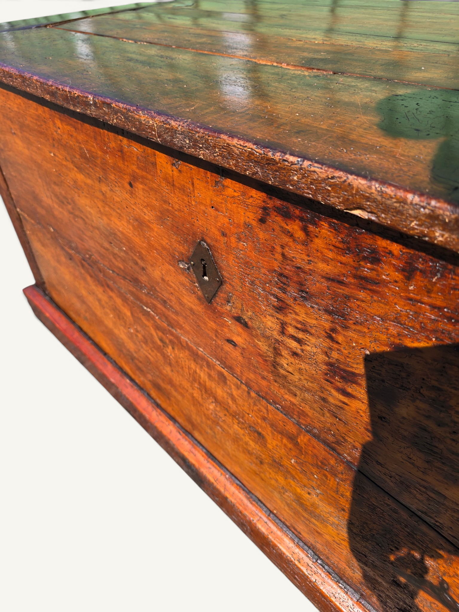 Grand coffre ancien rustique en bois massif – XIXe siècle