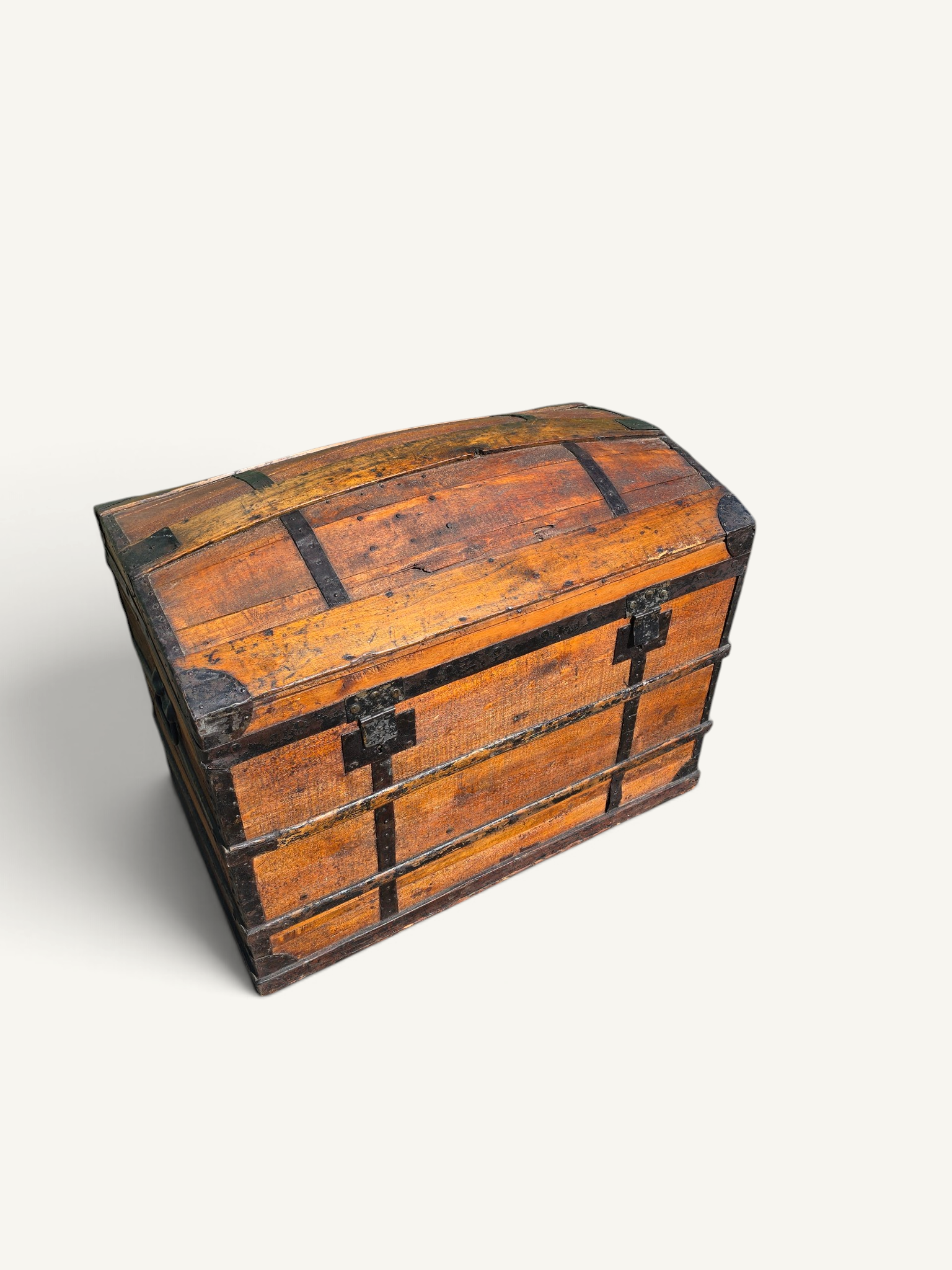 Coffre de voyage ancien bombé en bois et fer forgé – XIXe siècle