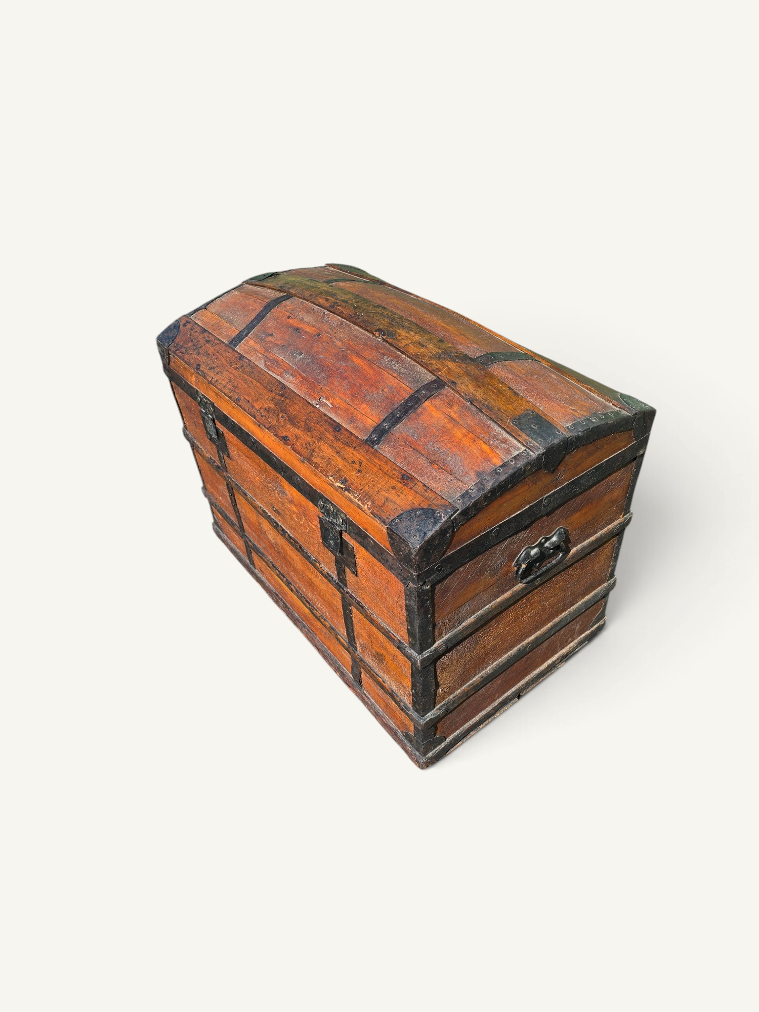 Coffre de voyage ancien bombé en bois et fer forgé – XIXe siècle