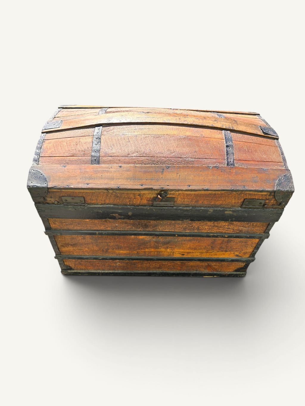 Coffre de voyage ancien bombé en bois et fer forgé – XIXe siècle