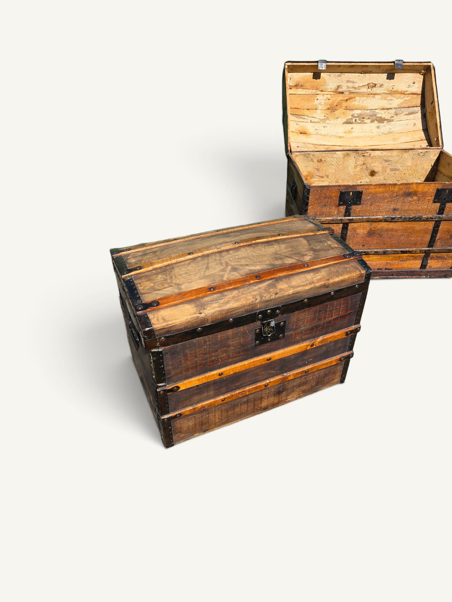 Coffre de voyage ancien bombé en bois et fer forgé – XIXe siècle