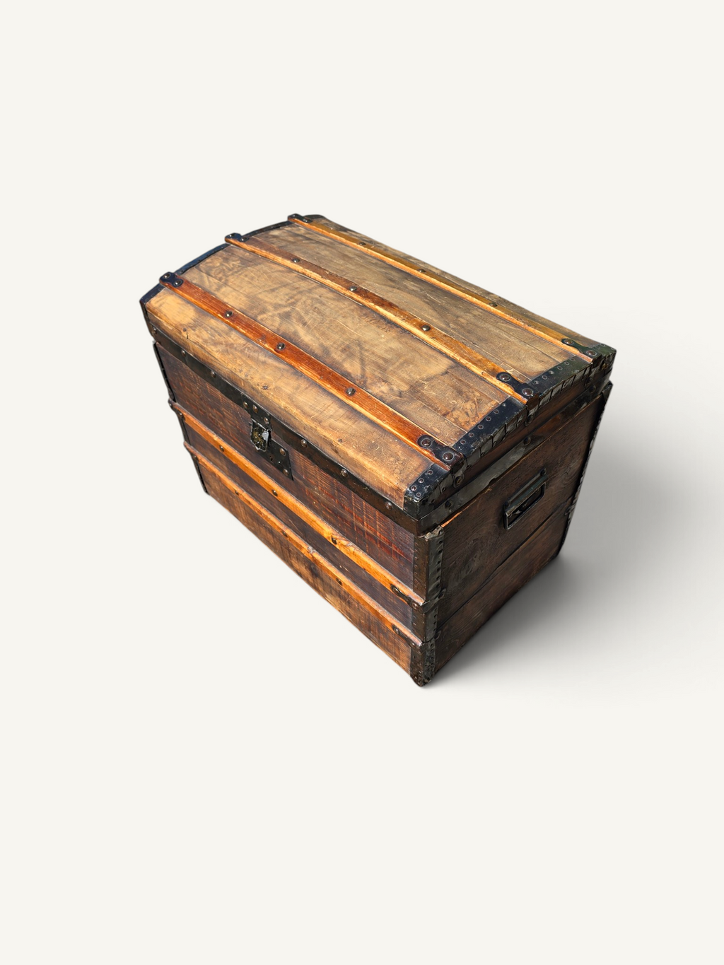 Coffre de voyage ancien bombé en bois et fer forgé – XIXe siècle