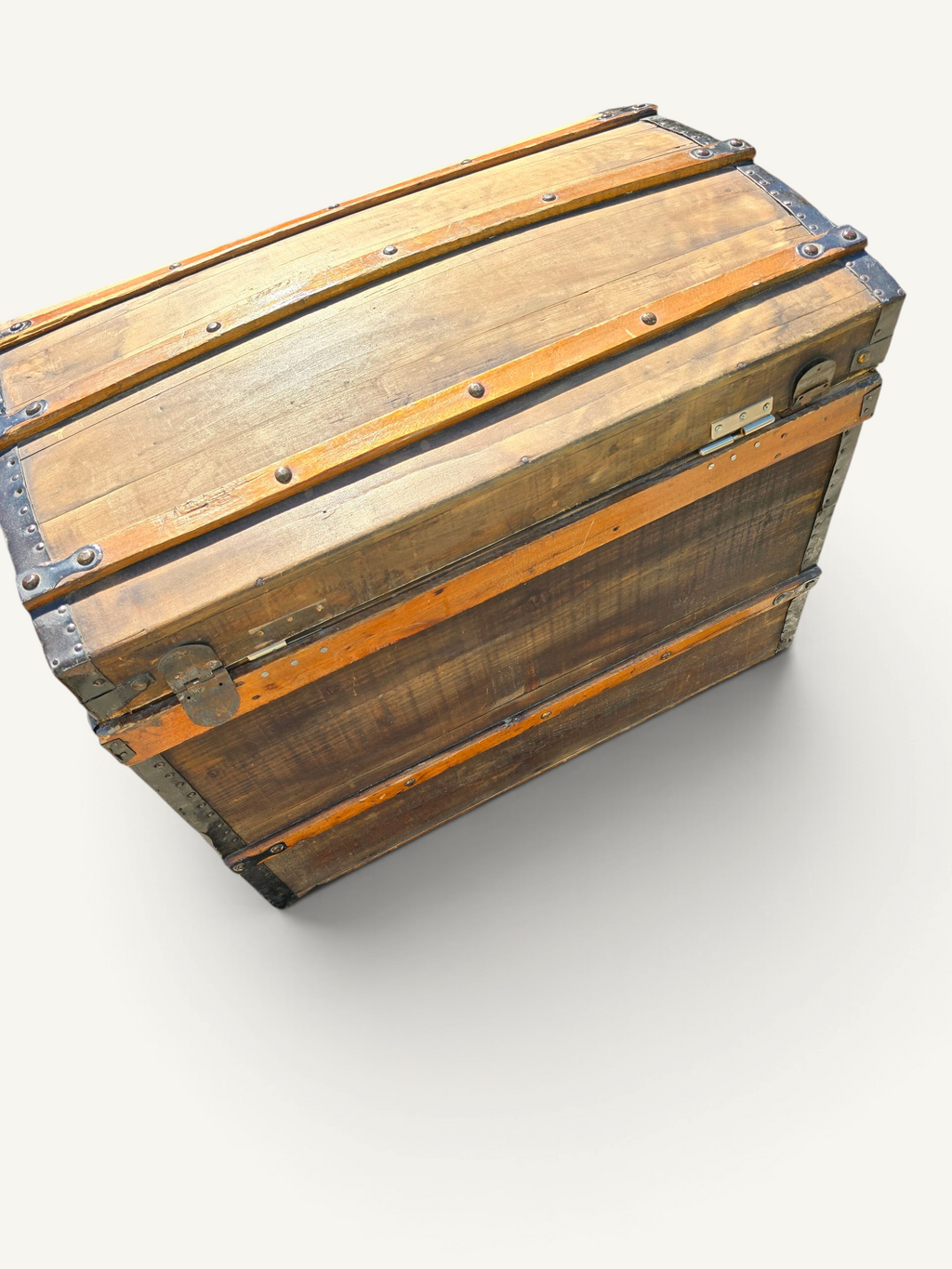 Coffre de voyage ancien bombé en bois et fer forgé – XIXe siècle