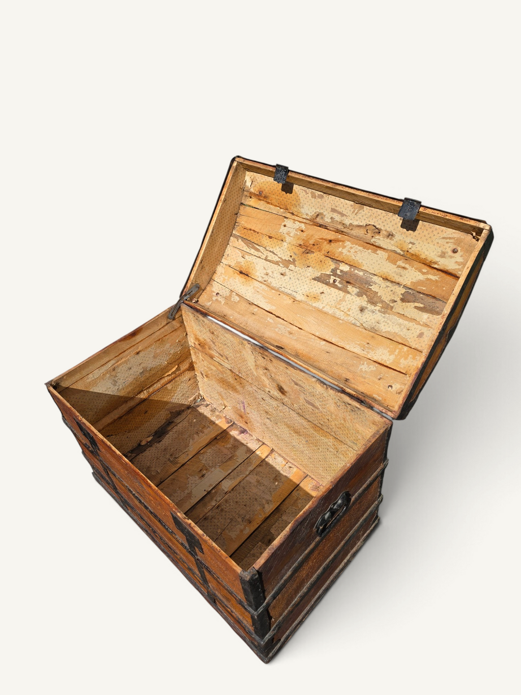 Coffre de voyage ancien bombé en bois et fer forgé – XIXe siècle