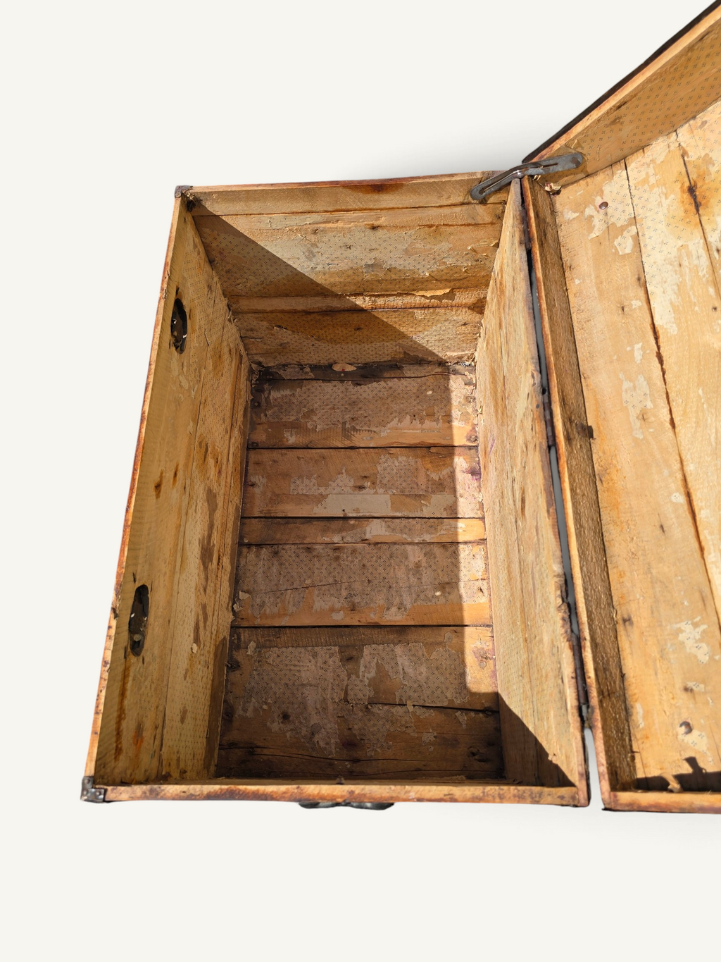 Coffre de voyage ancien bombé en bois et fer forgé – XIXe siècle