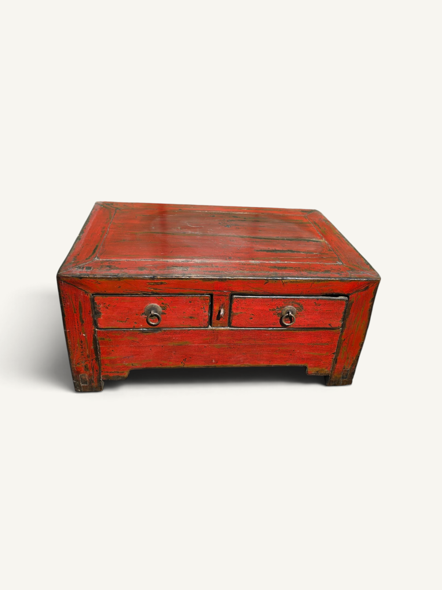 Coffre bas chinois ancien en bois laqué rouge patiné