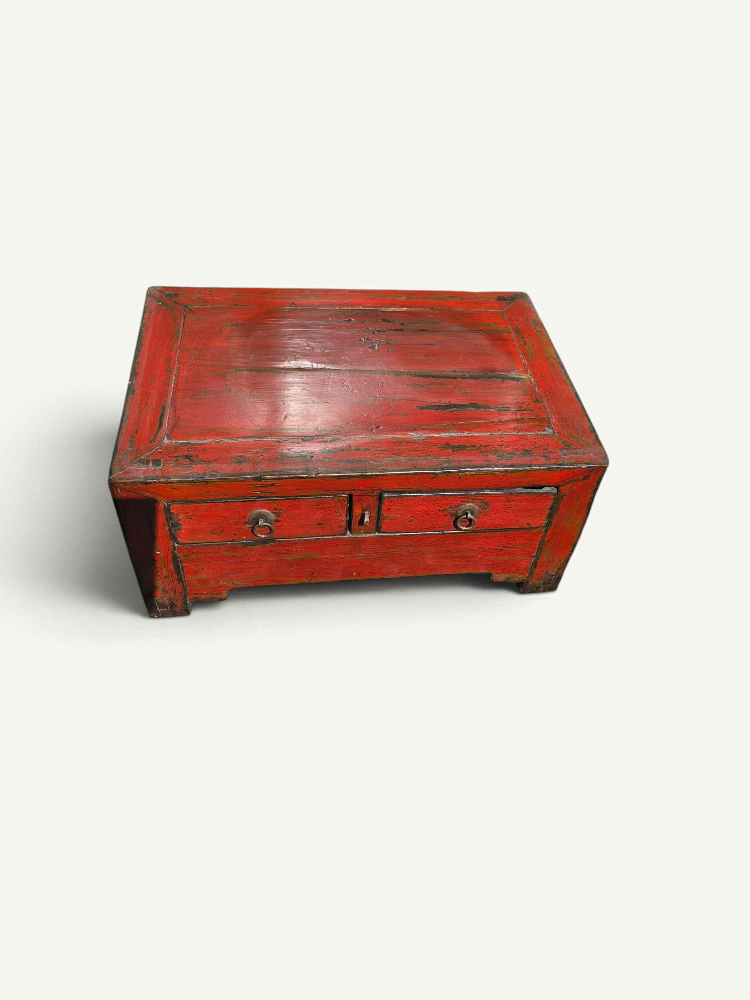 Coffre bas chinois ancien en bois laqué rouge patiné