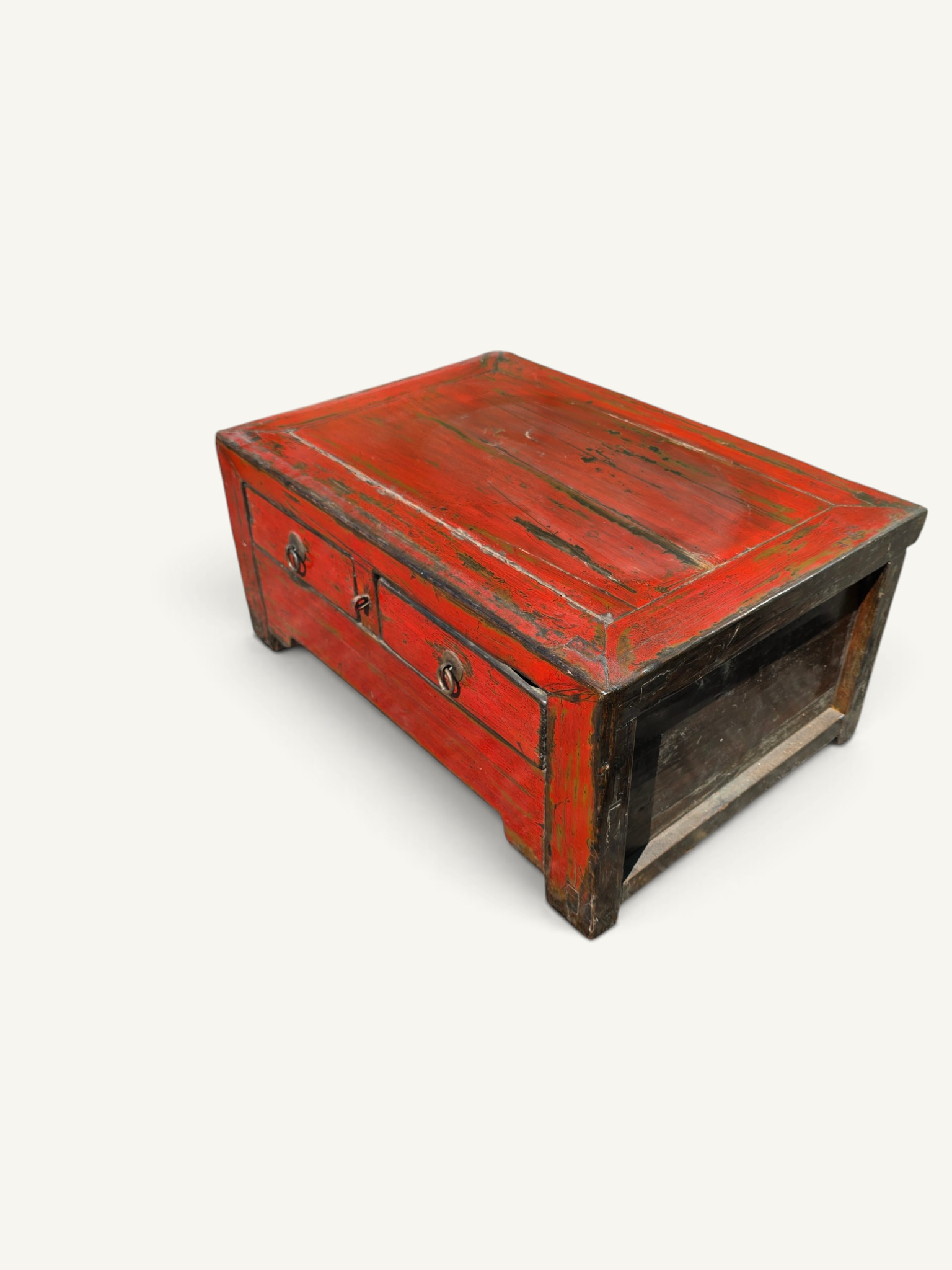 Coffre bas chinois ancien en bois laqué rouge patiné