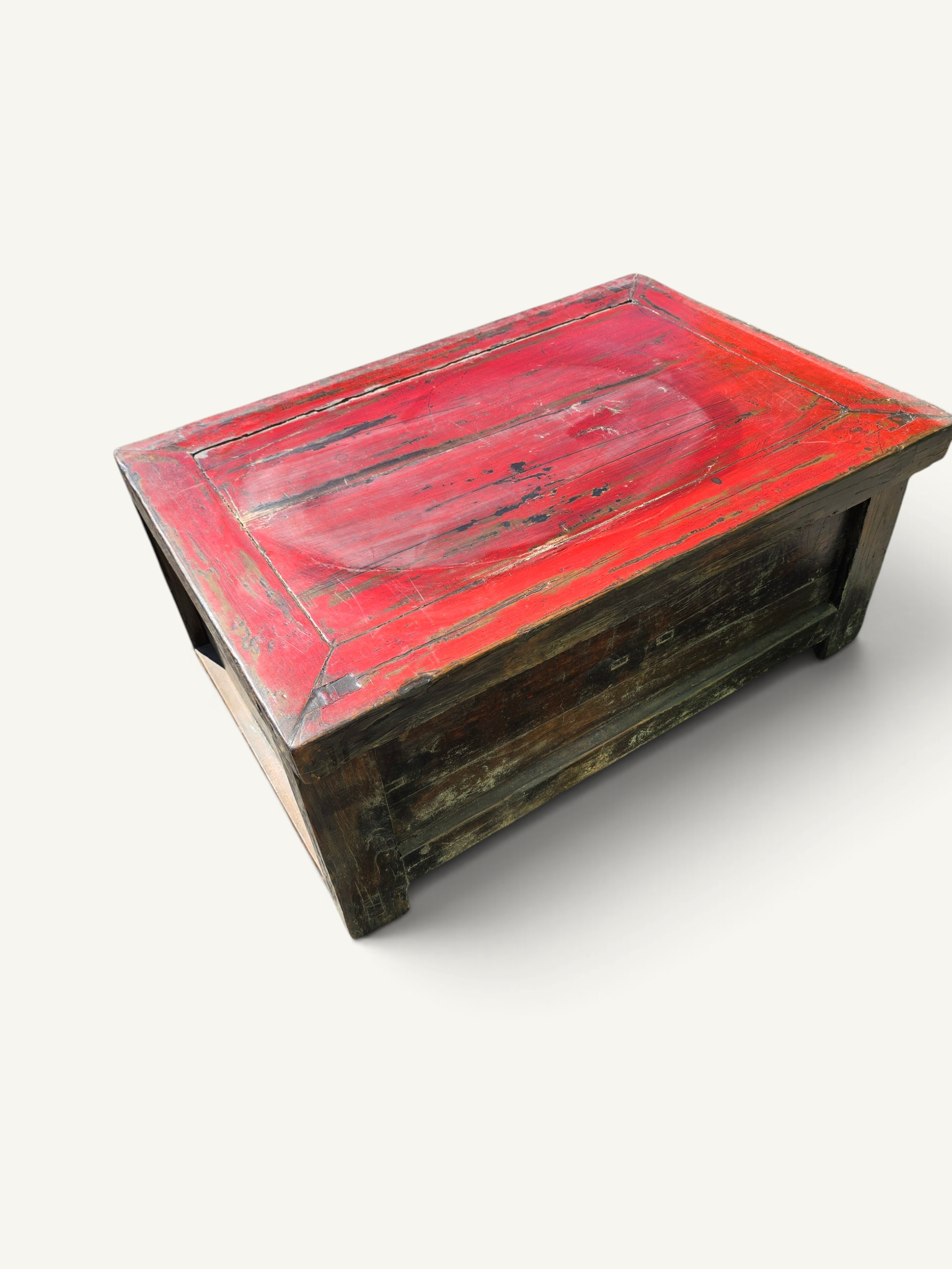 Coffre bas chinois ancien en bois laqué rouge patiné
