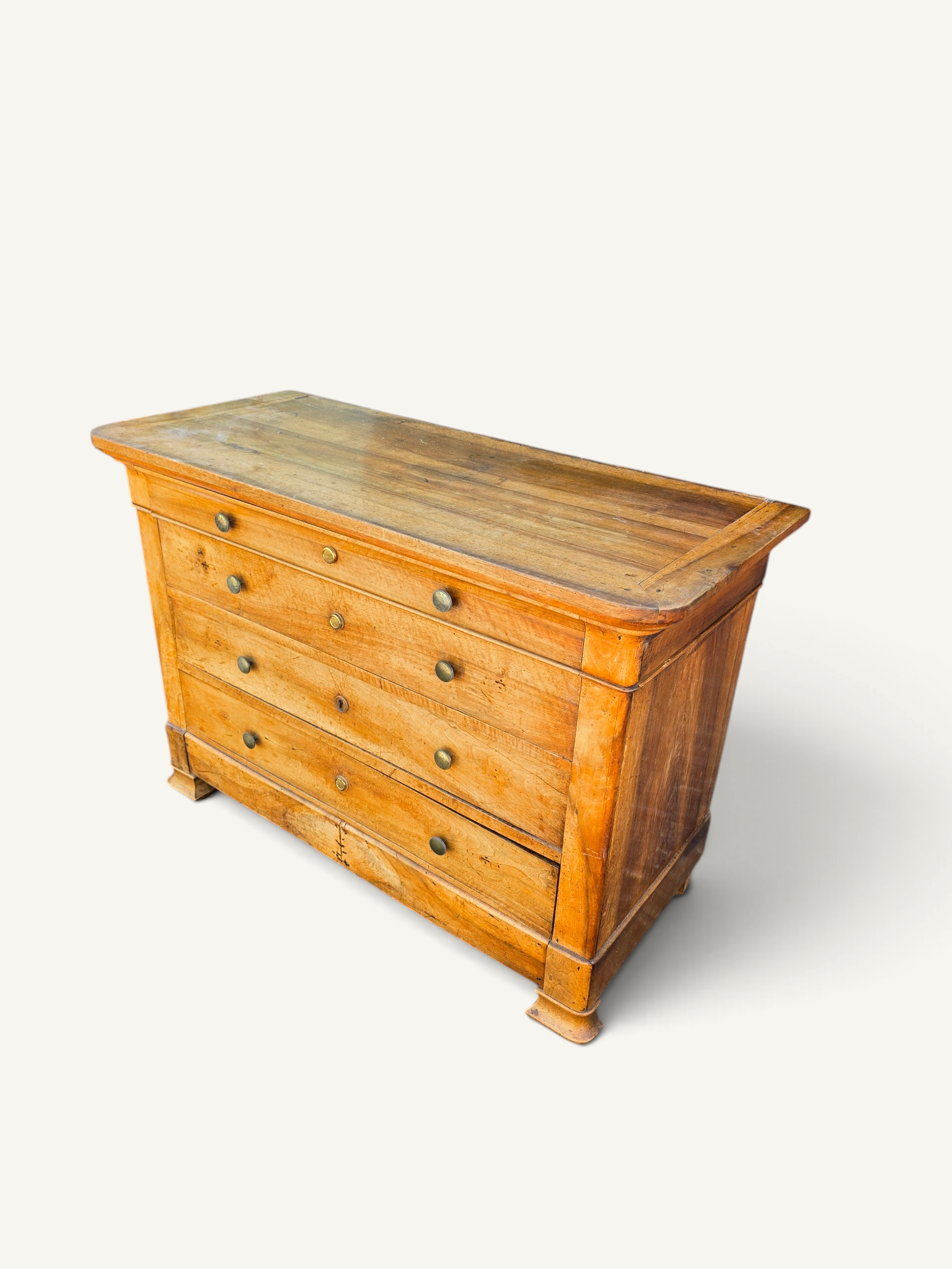 Commode Louis-Philippe ancienne en bois blond à quatre tiroirs