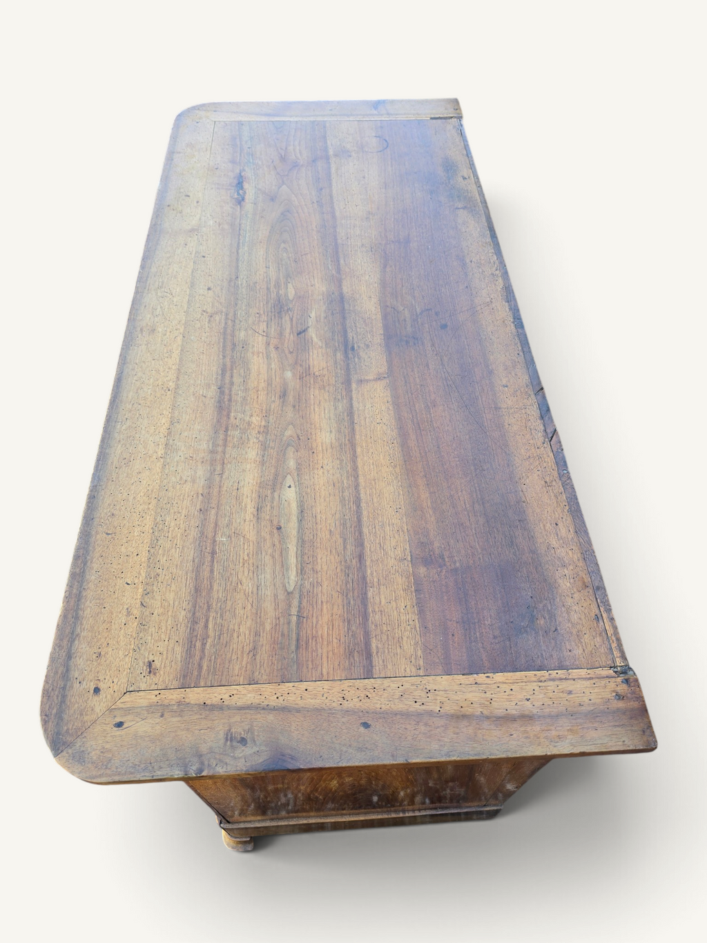 Commode Louis-Philippe ancienne en bois blond à quatre tiroirs