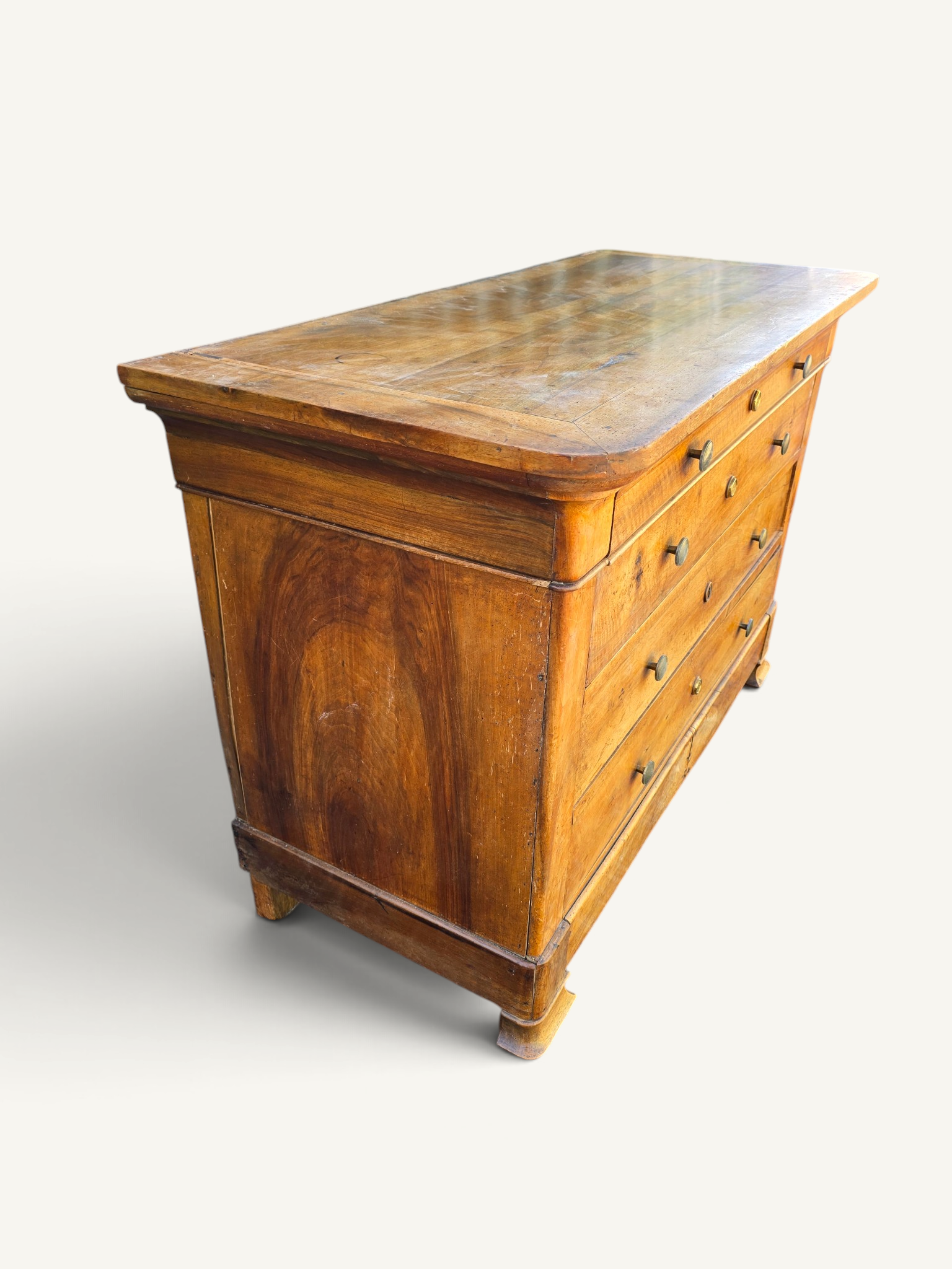 Commode Louis-Philippe ancienne en bois blond à quatre tiroirs