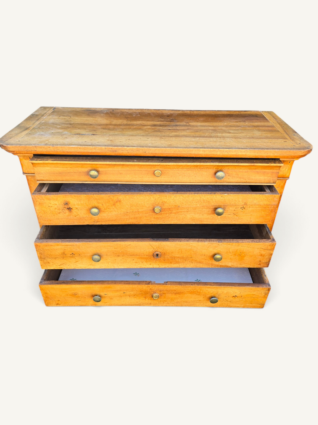 Commode Louis-Philippe ancienne en bois blond à quatre tiroirs