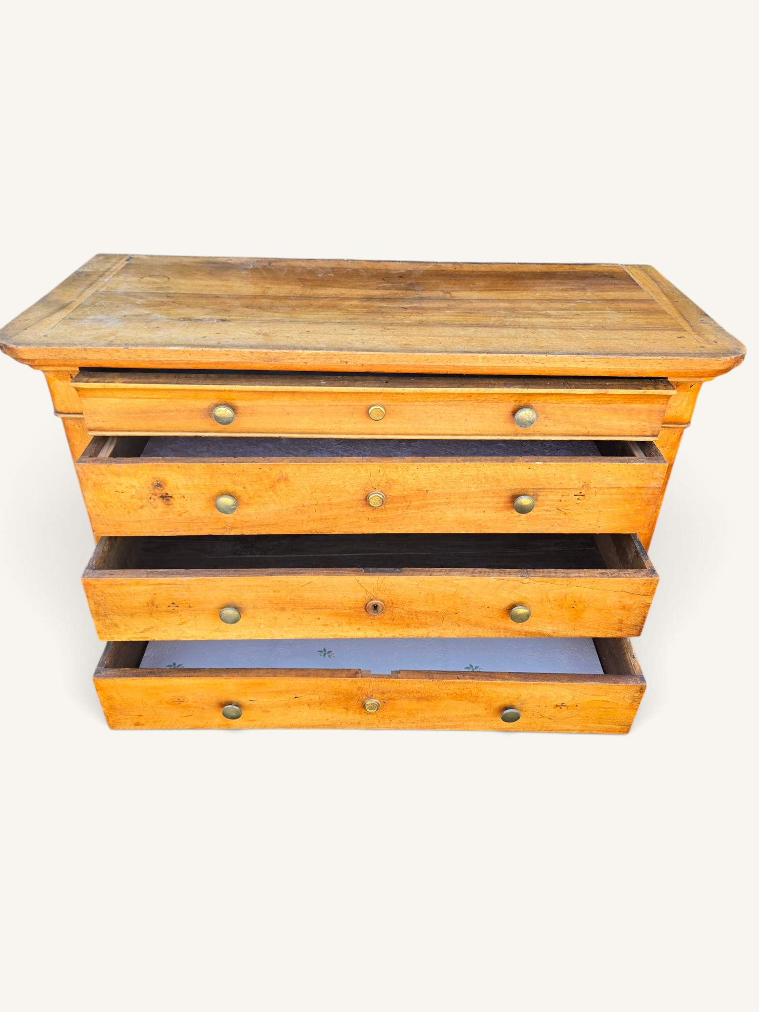 Commode Louis-Philippe ancienne en bois blond à quatre tiroirs