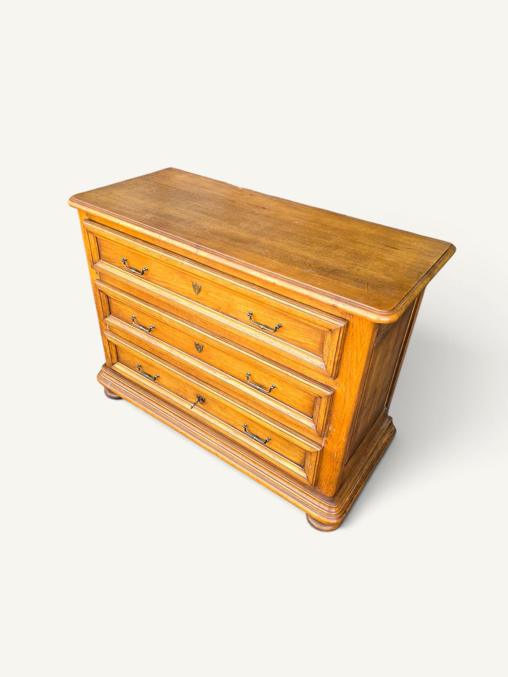 Commode ancienne en chêne à trois tiroirs de style Louis XIII