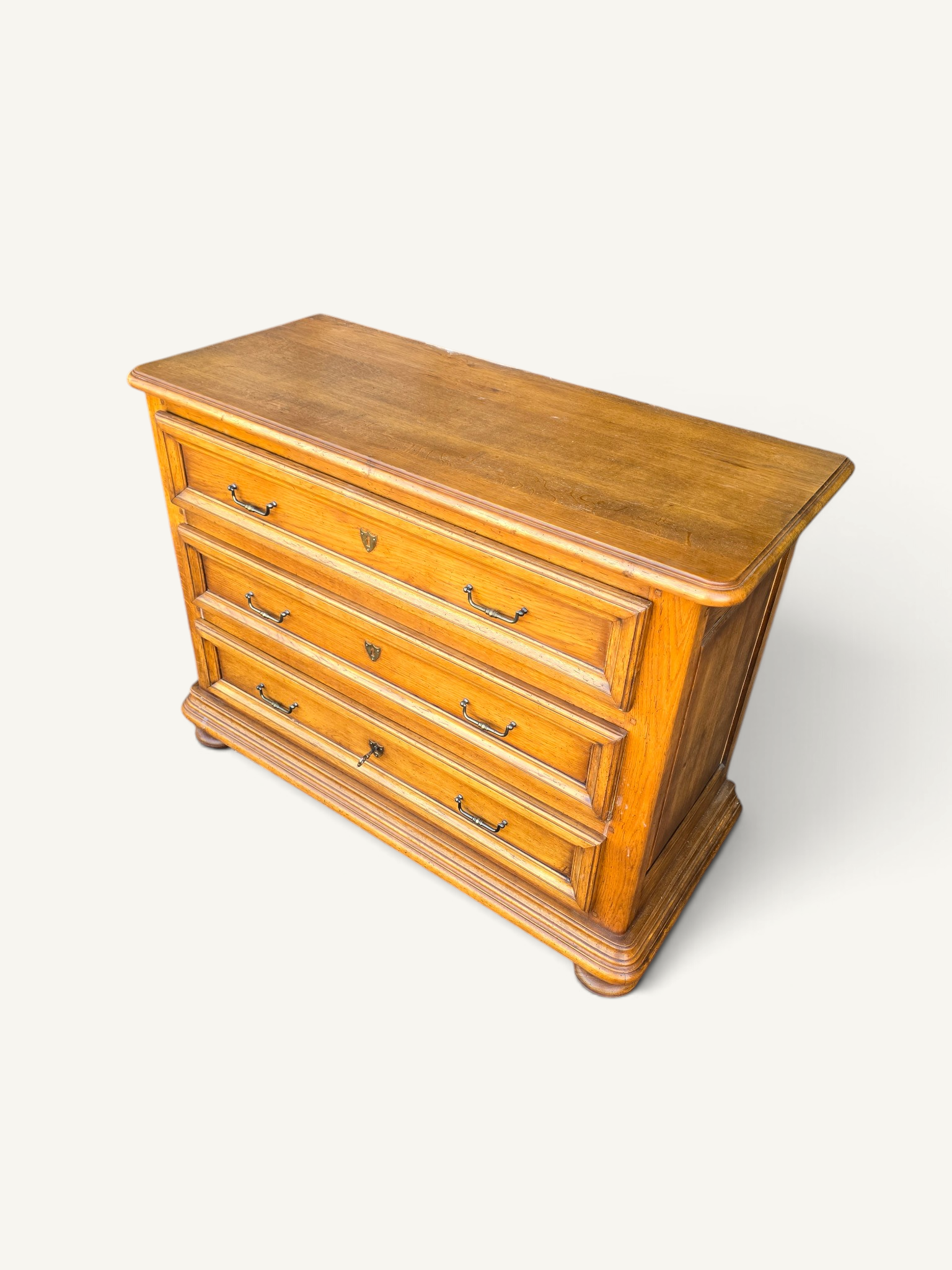 Commode ancienne en chêne à trois tiroirs de style Louis XIII
