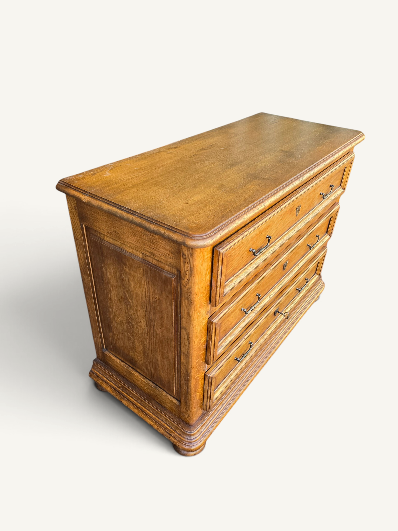 Commode ancienne en chêne à trois tiroirs de style Louis XIII