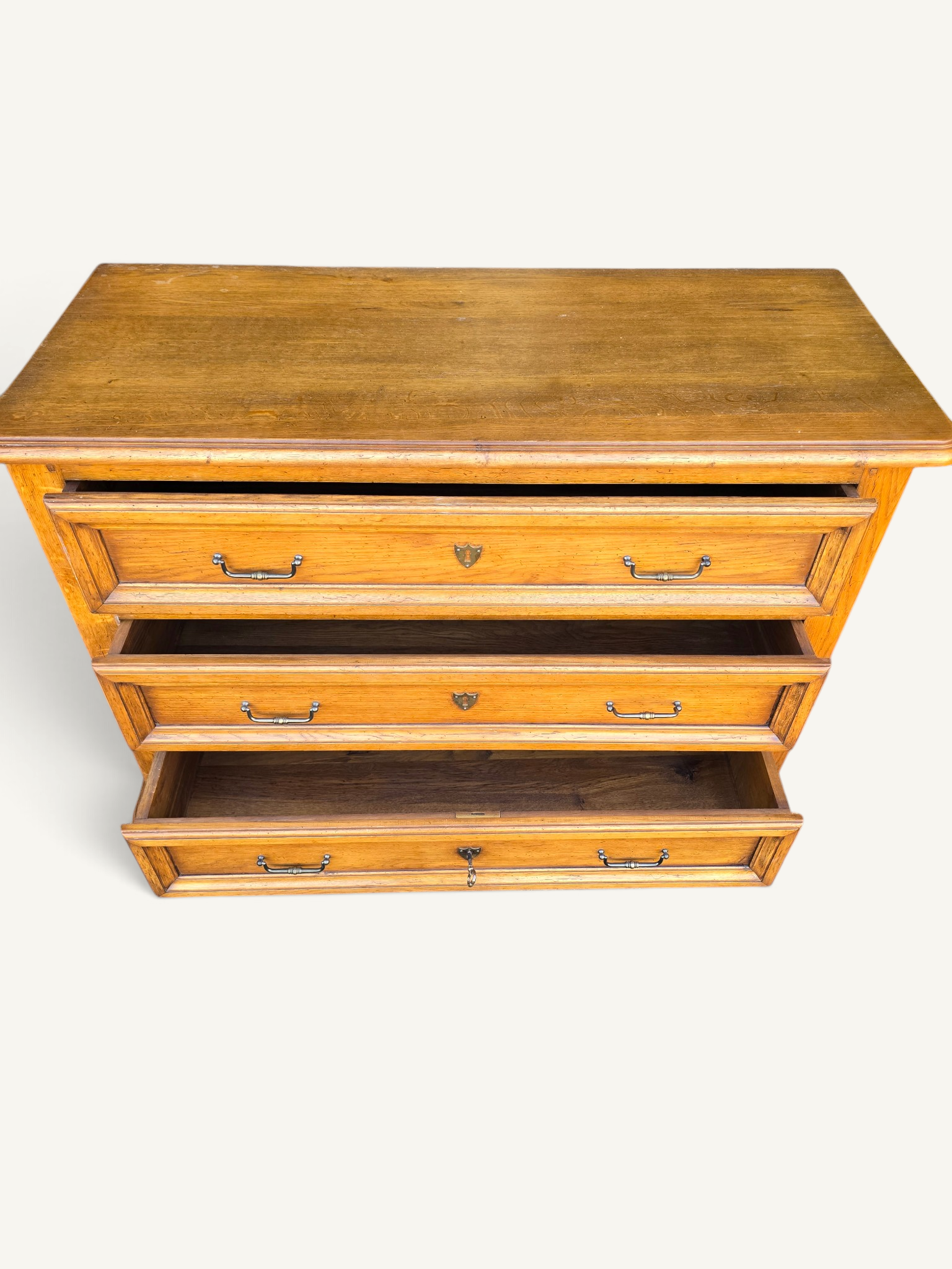 Commode ancienne en chêne à trois tiroirs de style Louis XIII