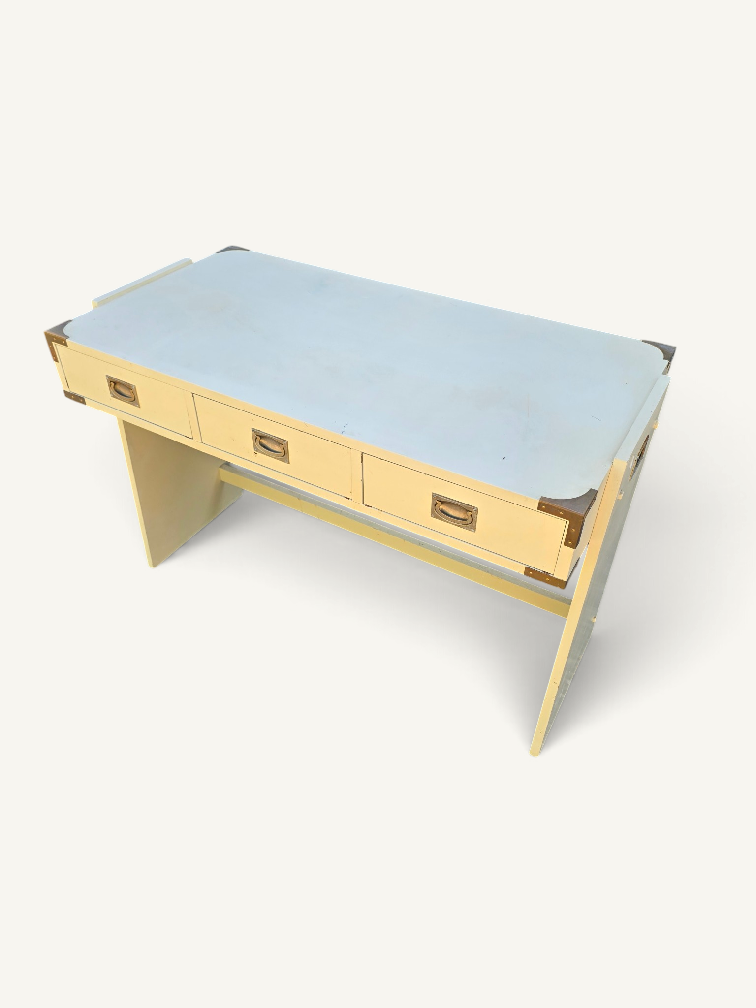 Bureau vintage style campagne en bois laqué crème et laiton