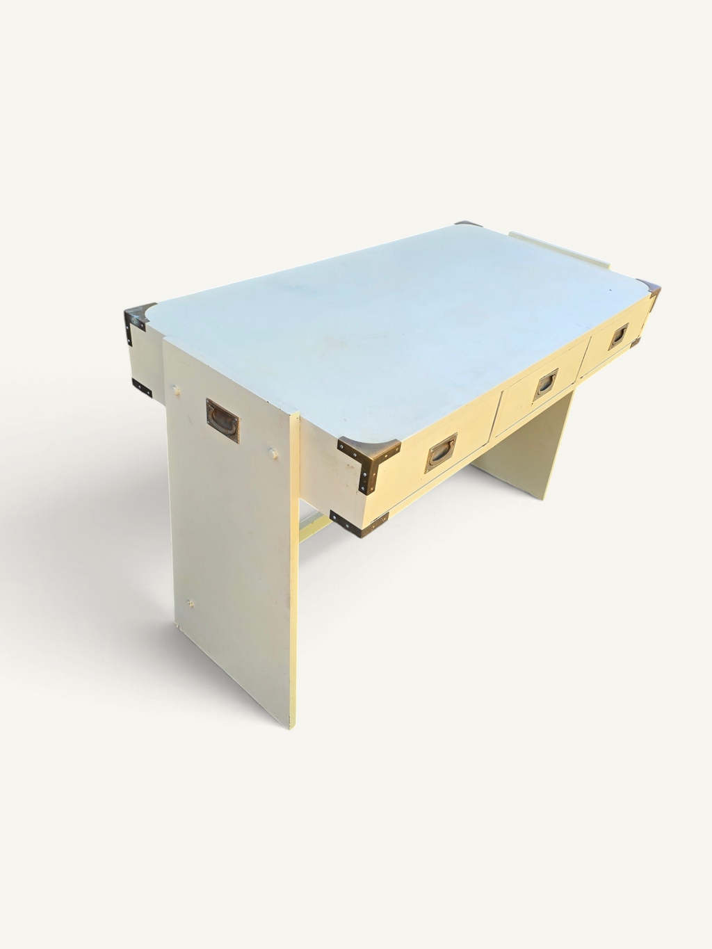 Bureau vintage style campagne en bois laqué crème et laiton