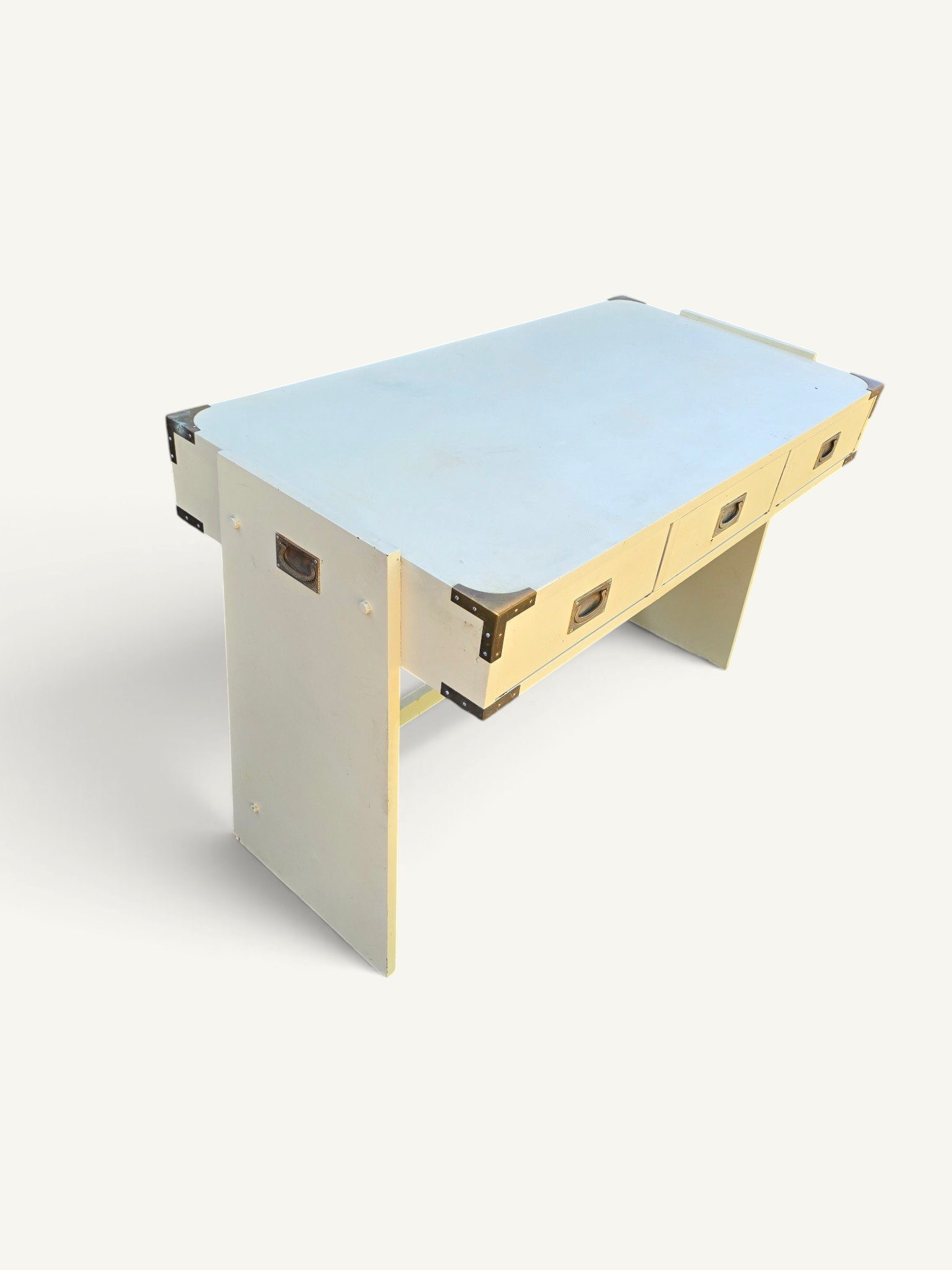 Bureau vintage style campagne en bois laqué crème et laiton
