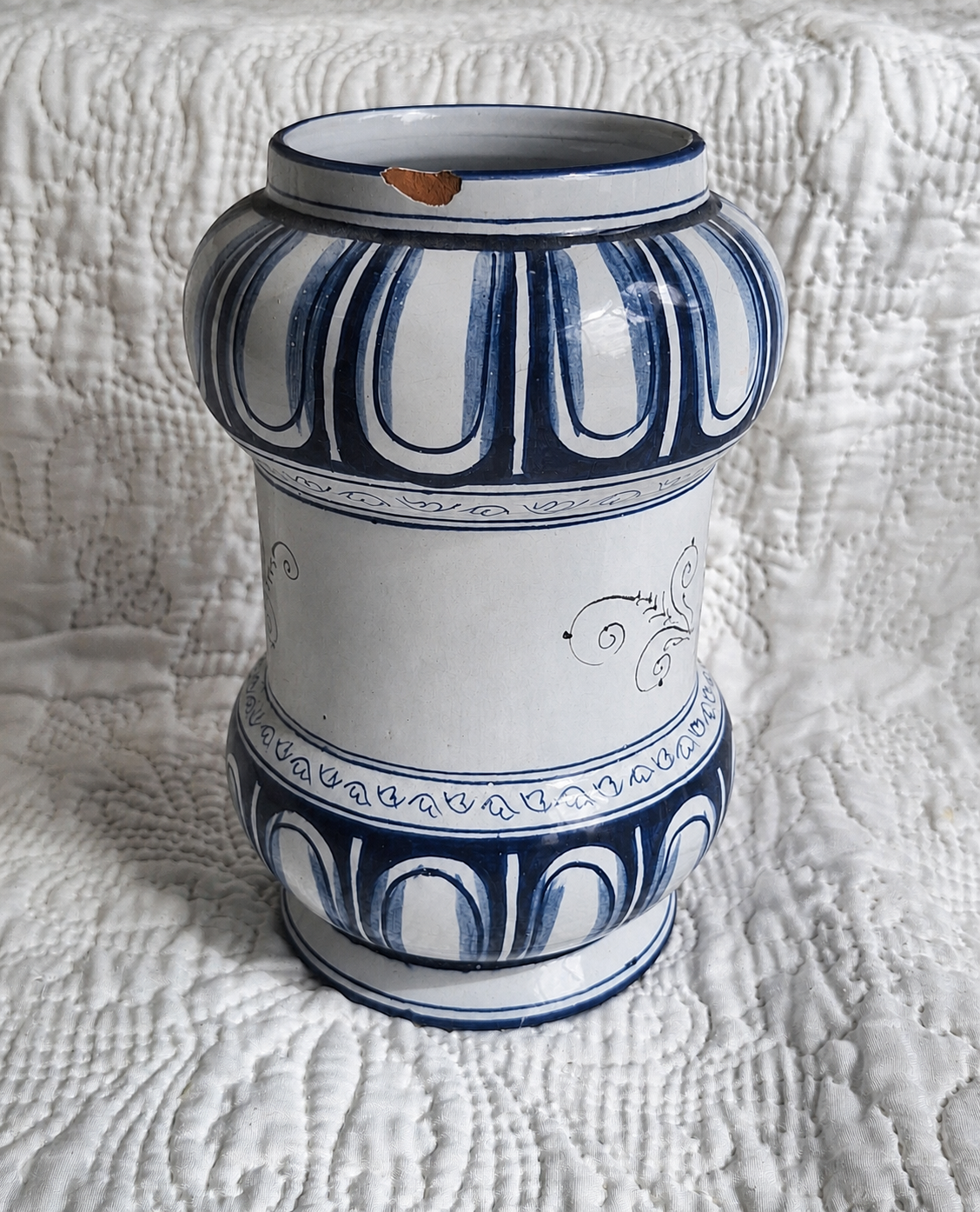 Paire de pots de pharmacie en faïence bleu et blanc – style Renaissance italienne – XXe siècle