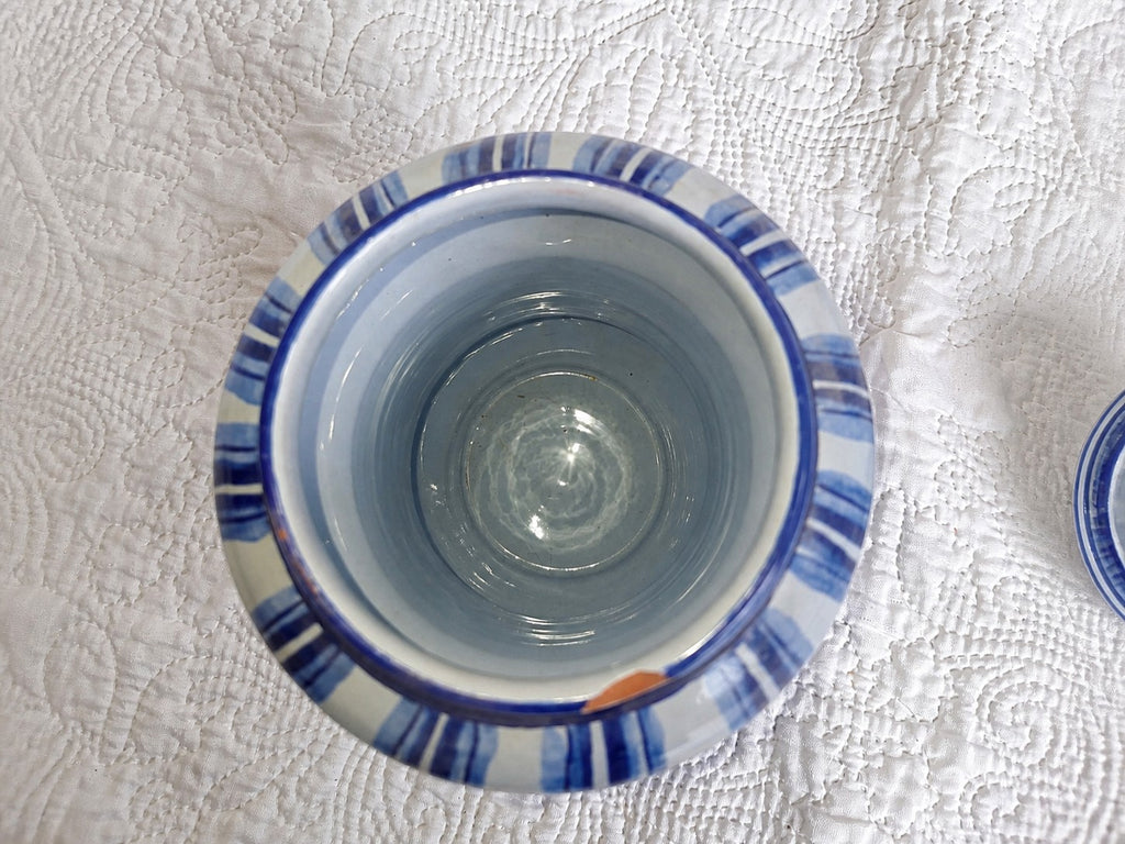 Paire de pots de pharmacie en faïence bleu et blanc – style Renaissance italienne – XXe siècle