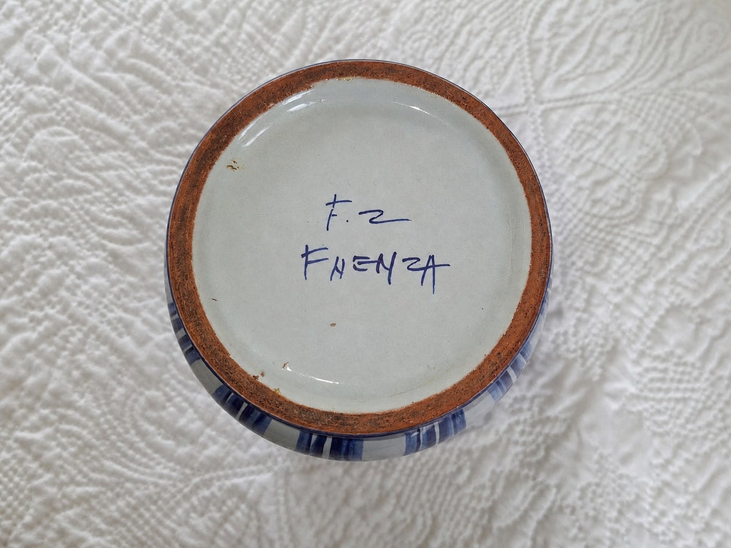 Paire de pots de pharmacie en faïence bleu et blanc – style Renaissance italienne – XXe siècle