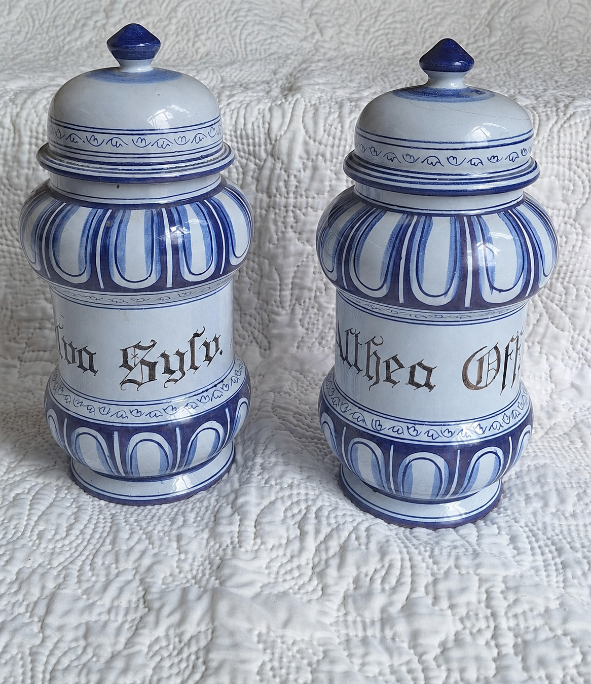 Paire de pots de pharmacie en faïence bleu et blanc – style Renaissance italienne – XXe siècle
