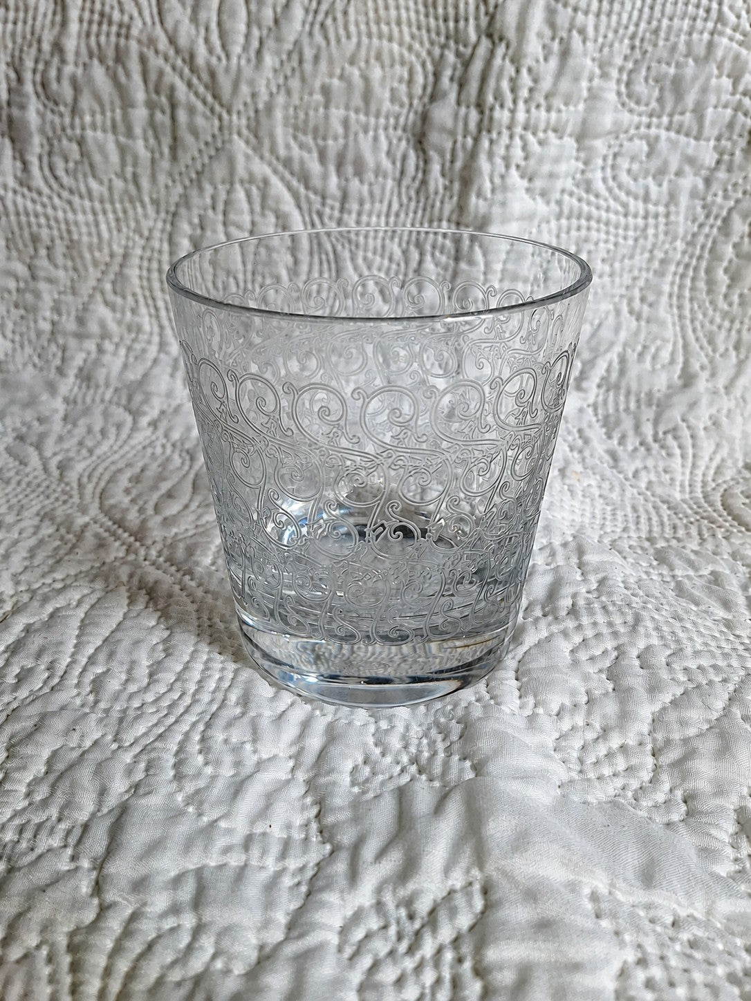 Verre à eau Baccarat en cristal gravé – décor d’arabesques – XXe siècle