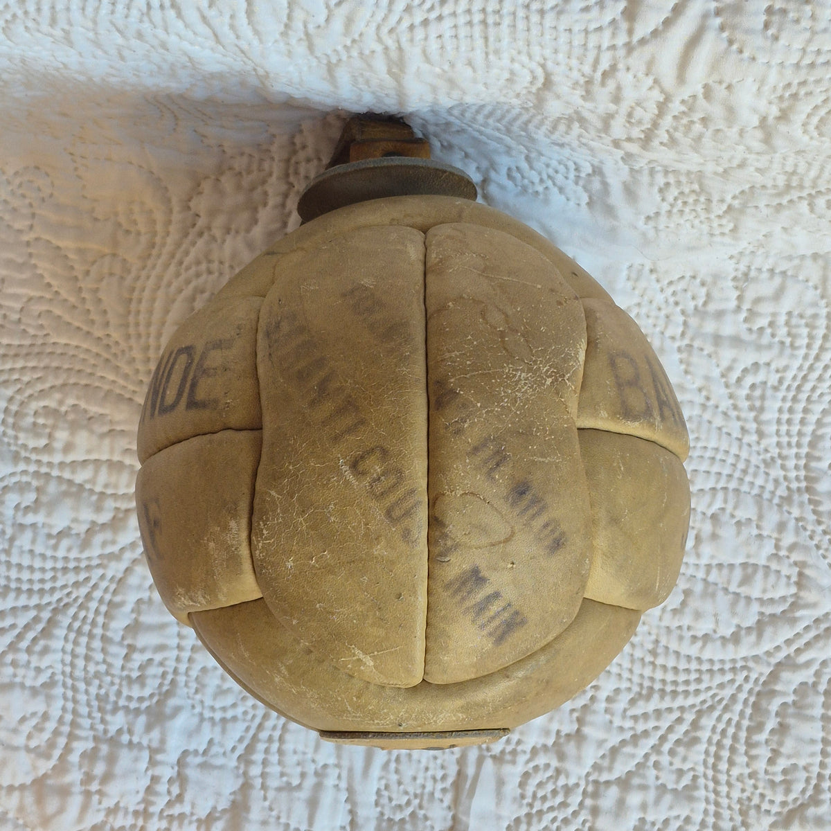 Ancienne ballonde JAF en cuir avec lanière – Sport vintage