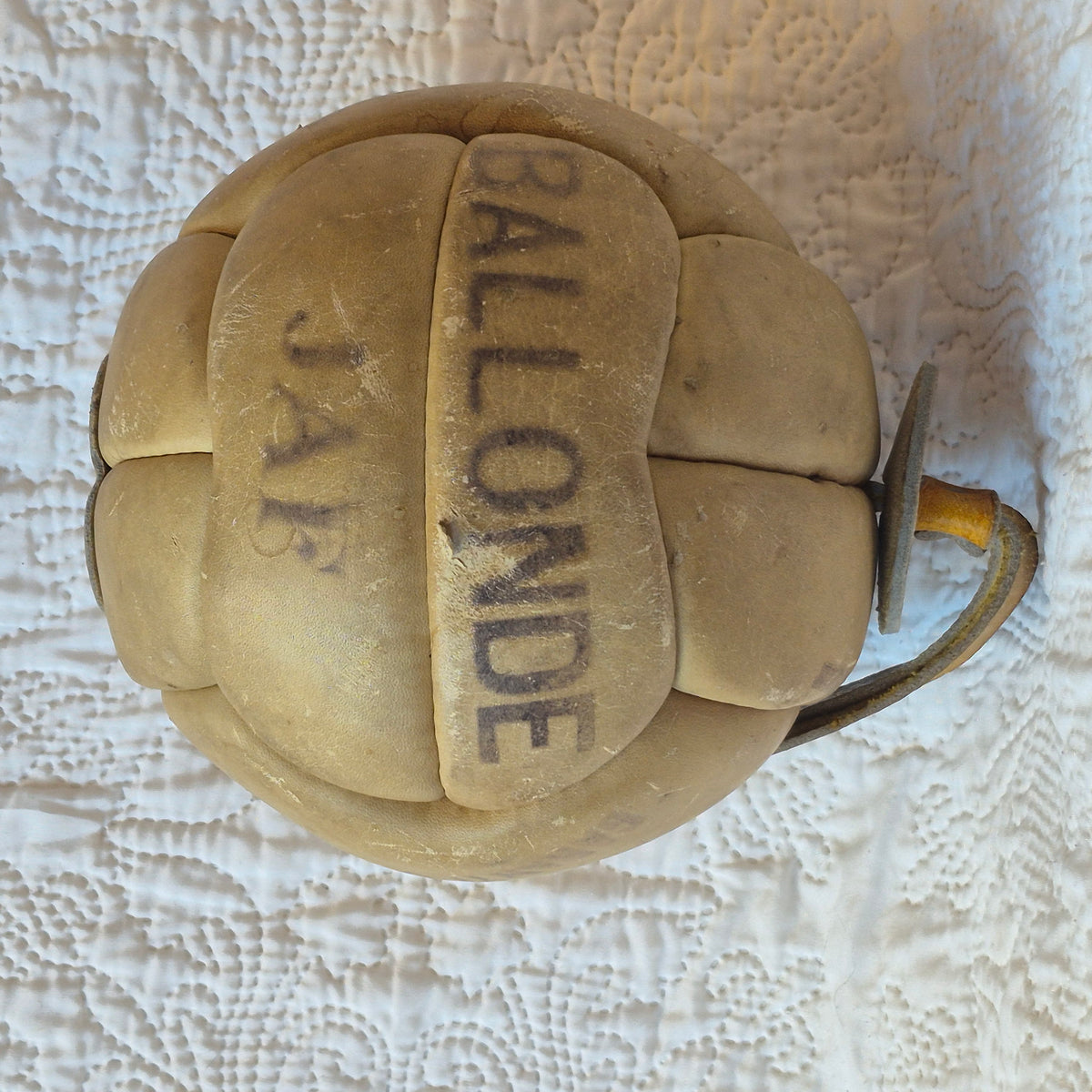 Ancienne ballonde JAF en cuir avec lanière – Sport vintage