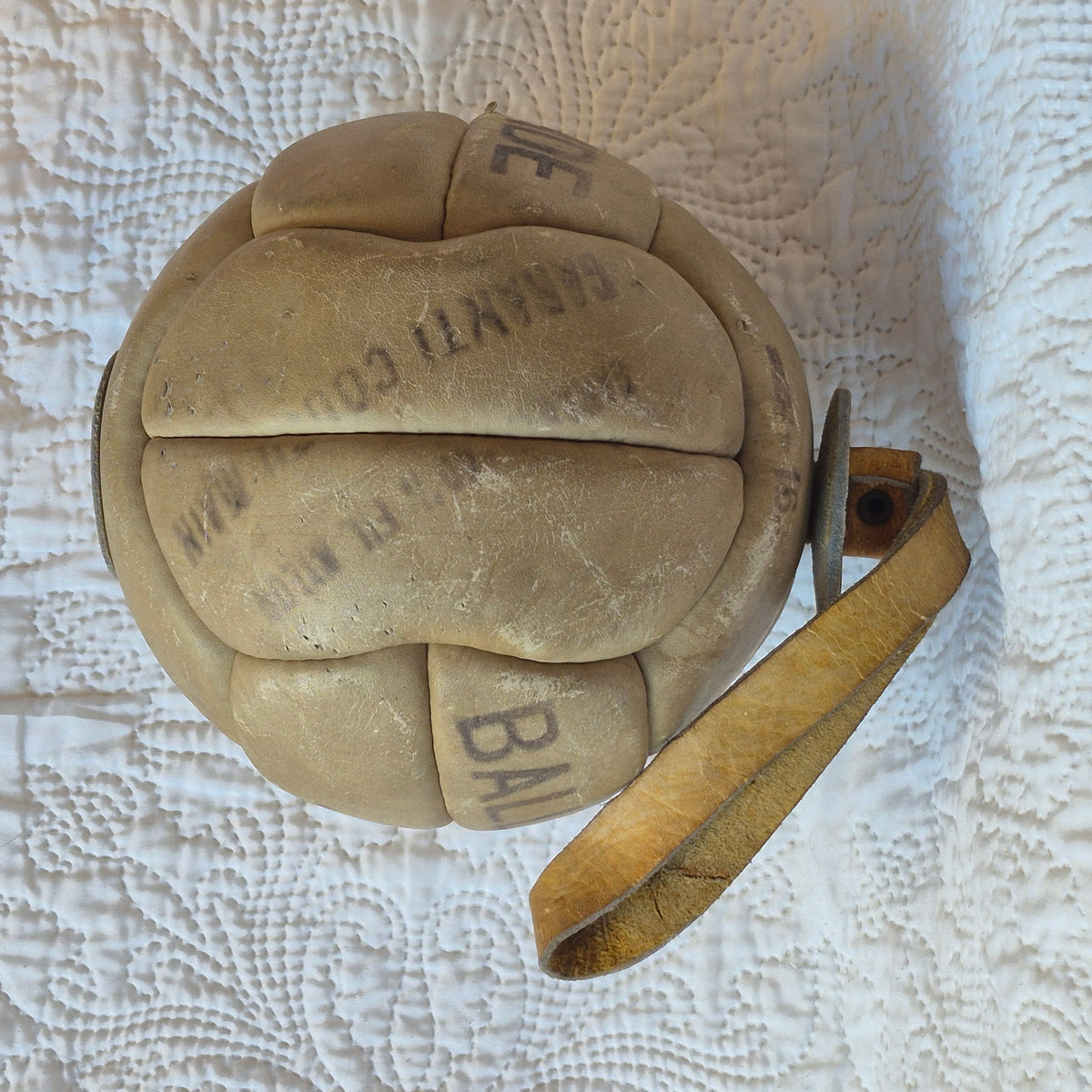 Ancienne ballonde JAF en cuir avec lanière – Sport vintage