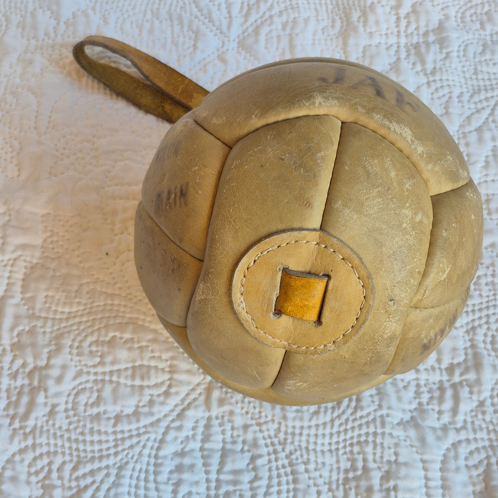 Ancienne ballonde JAF en cuir avec lanière – Sport vintage
