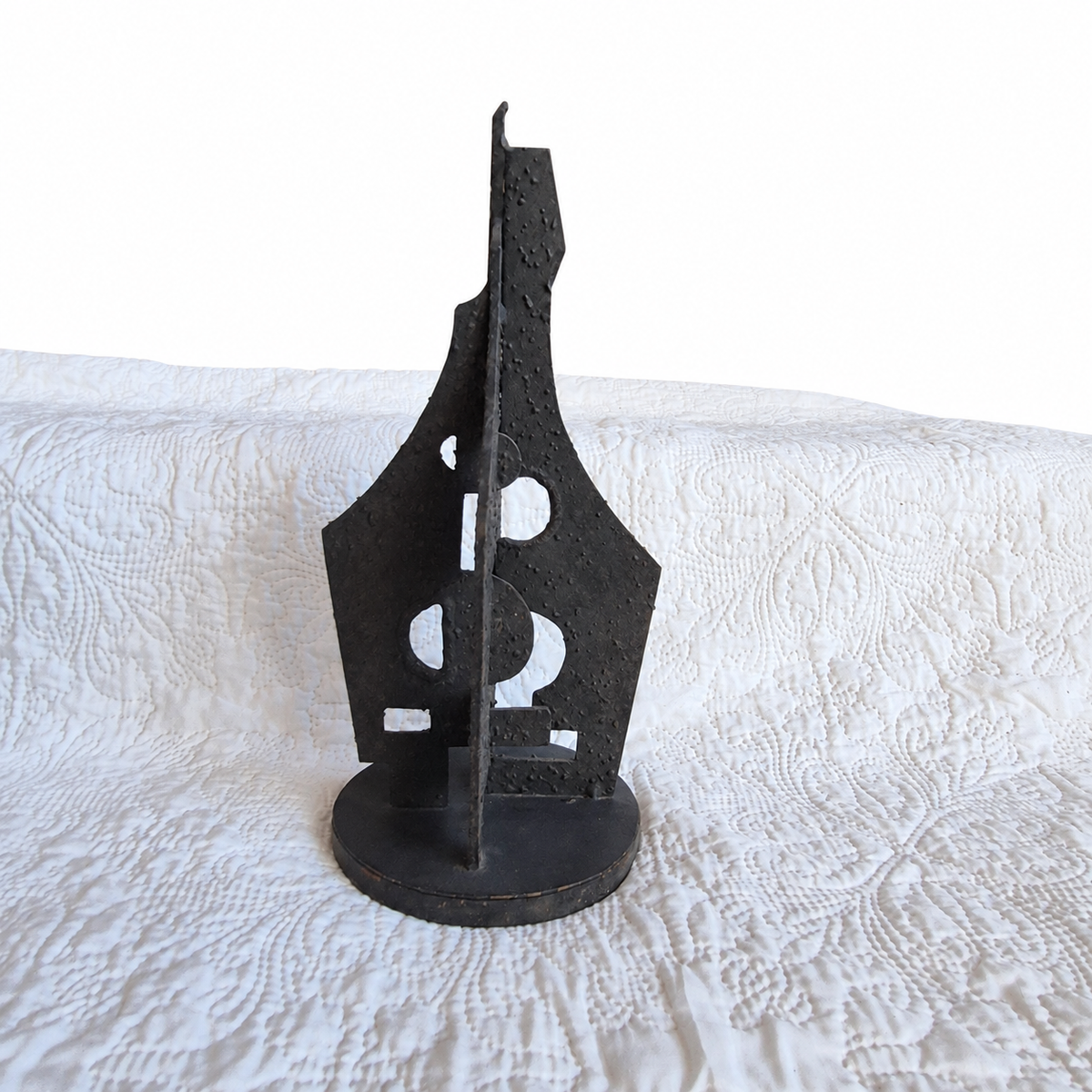 Sculpture abstraite en métal noir – Style brutaliste – 39 cm