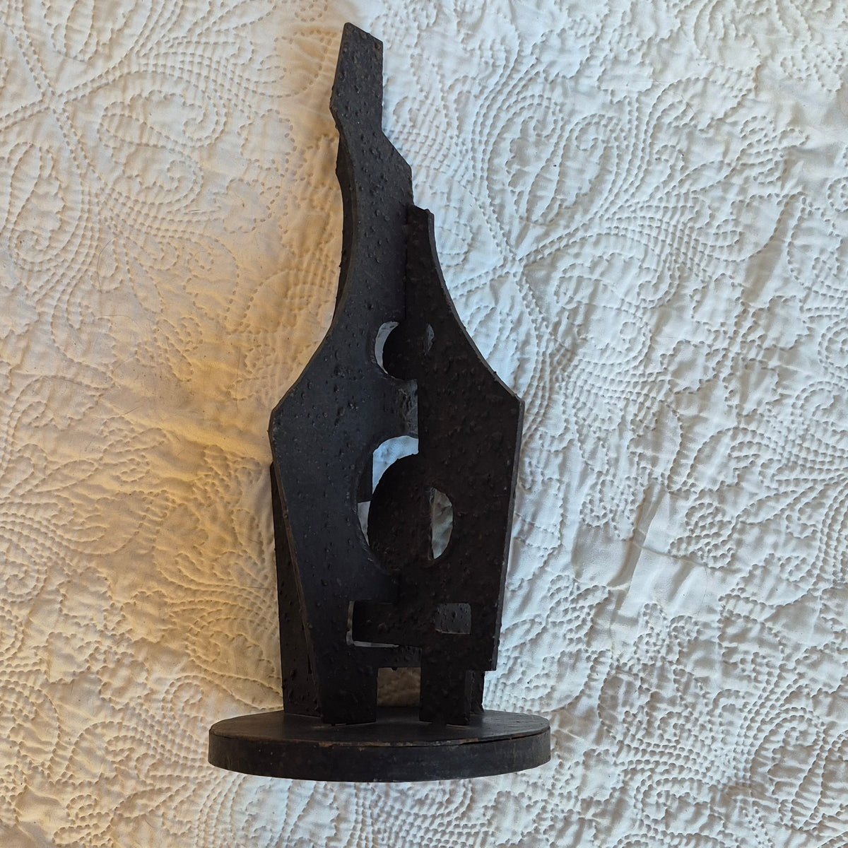 Sculpture abstraite en métal noir – Style brutaliste – 39 cm