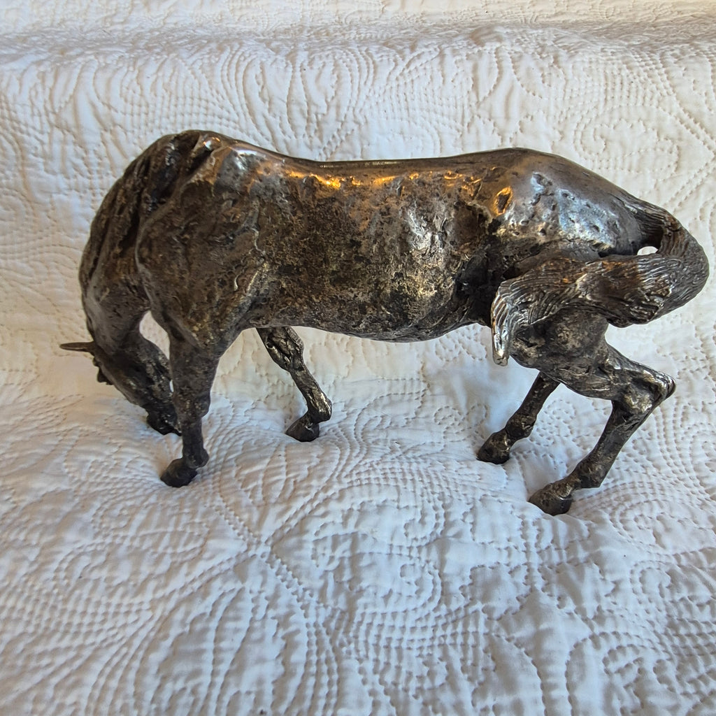 Sculpture de cheval broutant à finition argentée