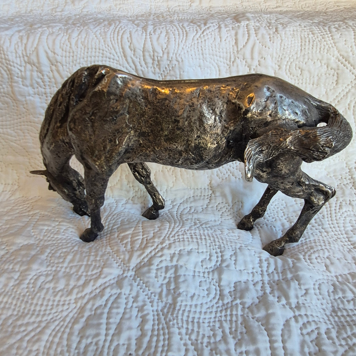 Sculpture de cheval broutant à finition argentée