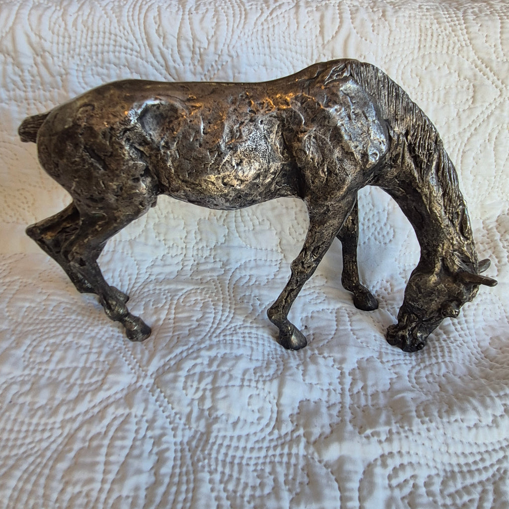 Sculpture de cheval broutant à finition argentée