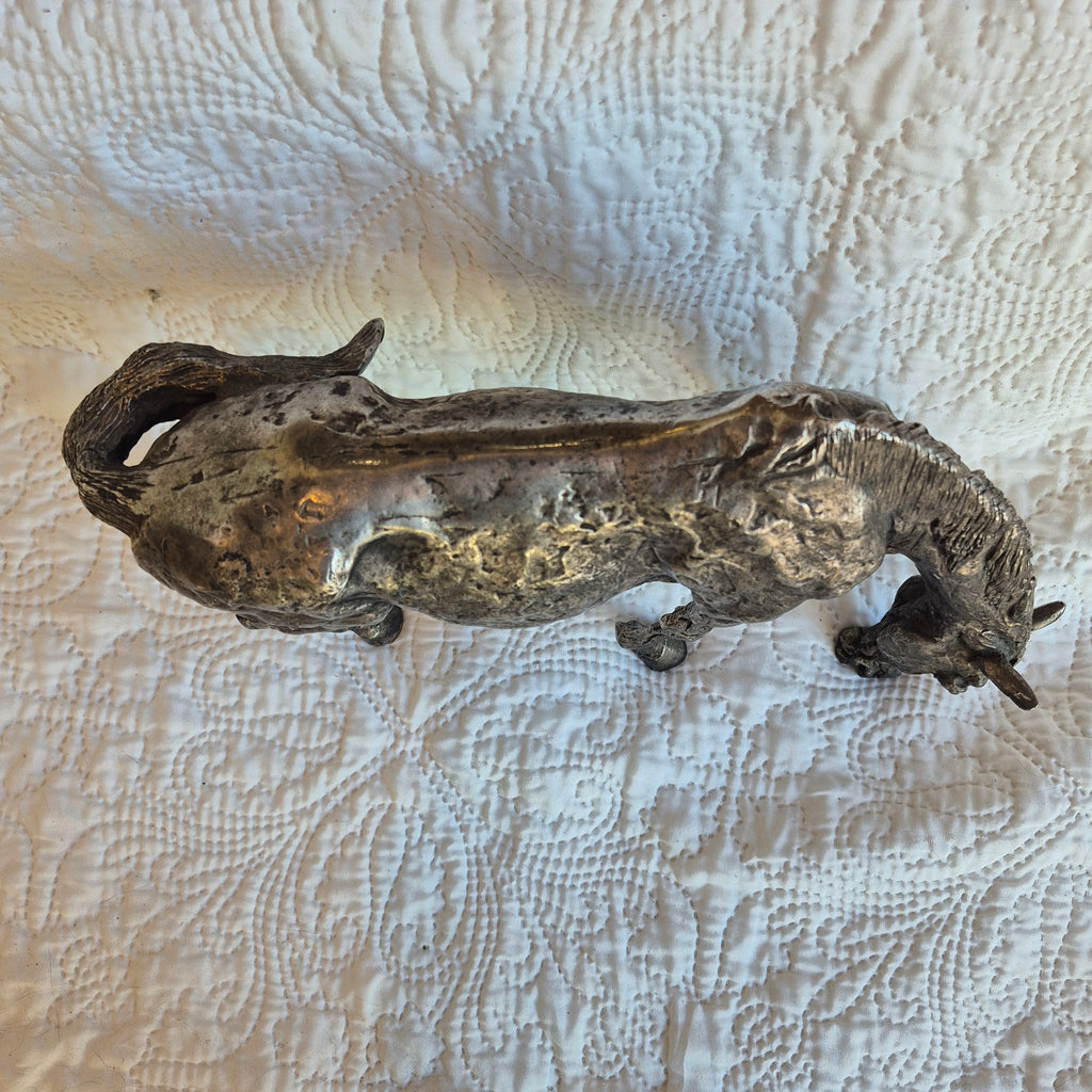 Sculpture de cheval broutant à finition argentée
