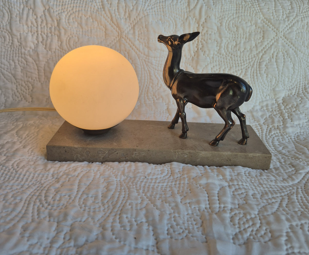 Lampe veilleuse de style Art déco à décor de biche – Globe opalin et socle en marbre