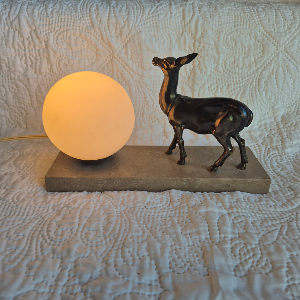Lampe veilleuse de style Art déco à décor de biche – Globe opalin et socle en marbre