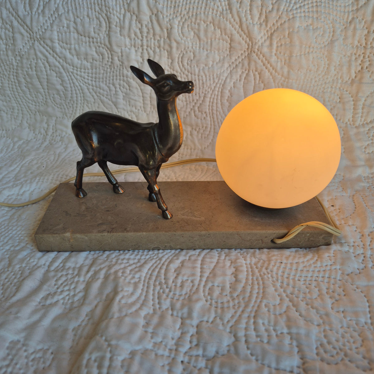 Lampe veilleuse de style Art déco à décor de biche – Globe opalin et socle en marbre