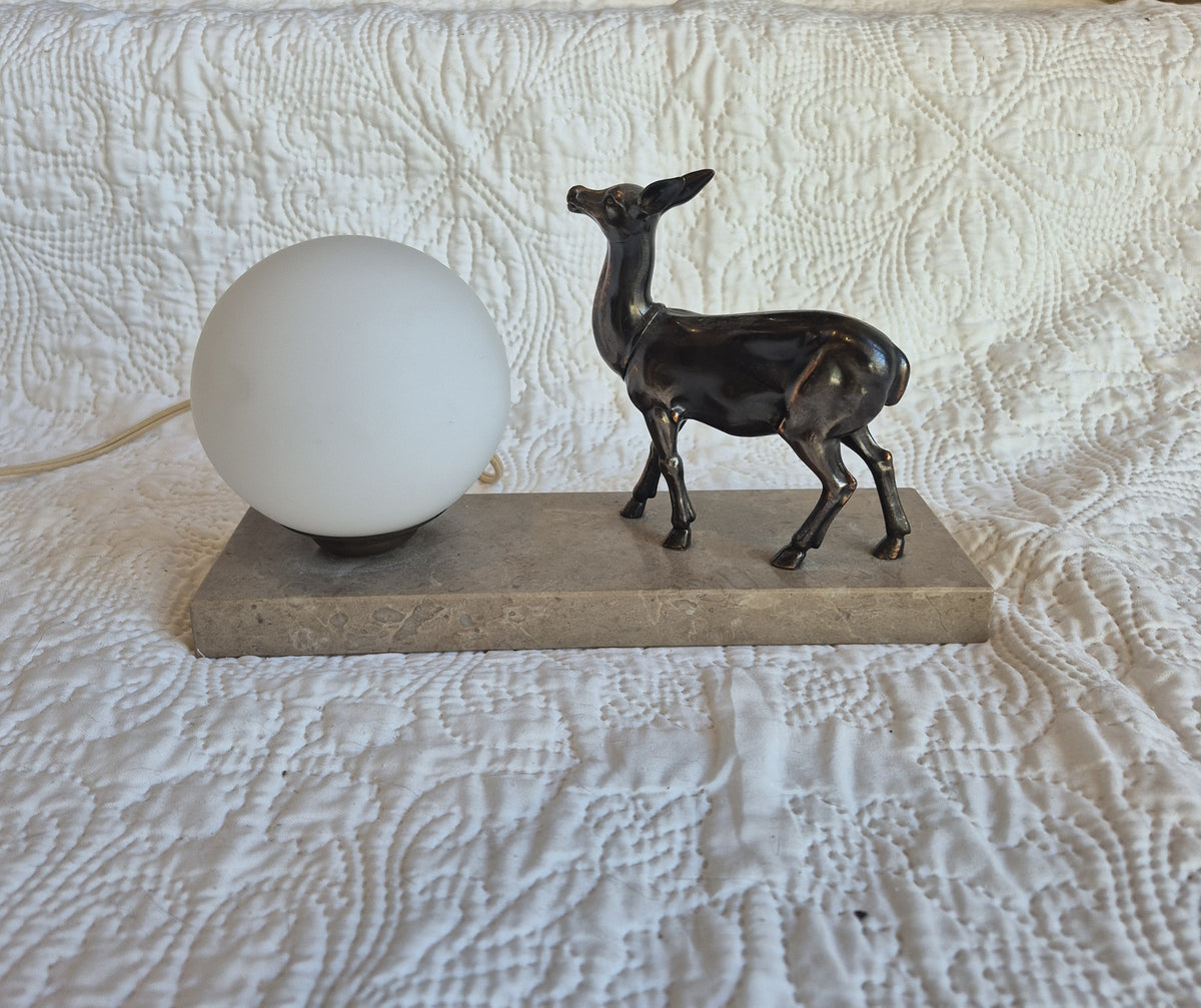 Lampe veilleuse de style Art déco à décor de biche – Globe opalin et socle en marbre